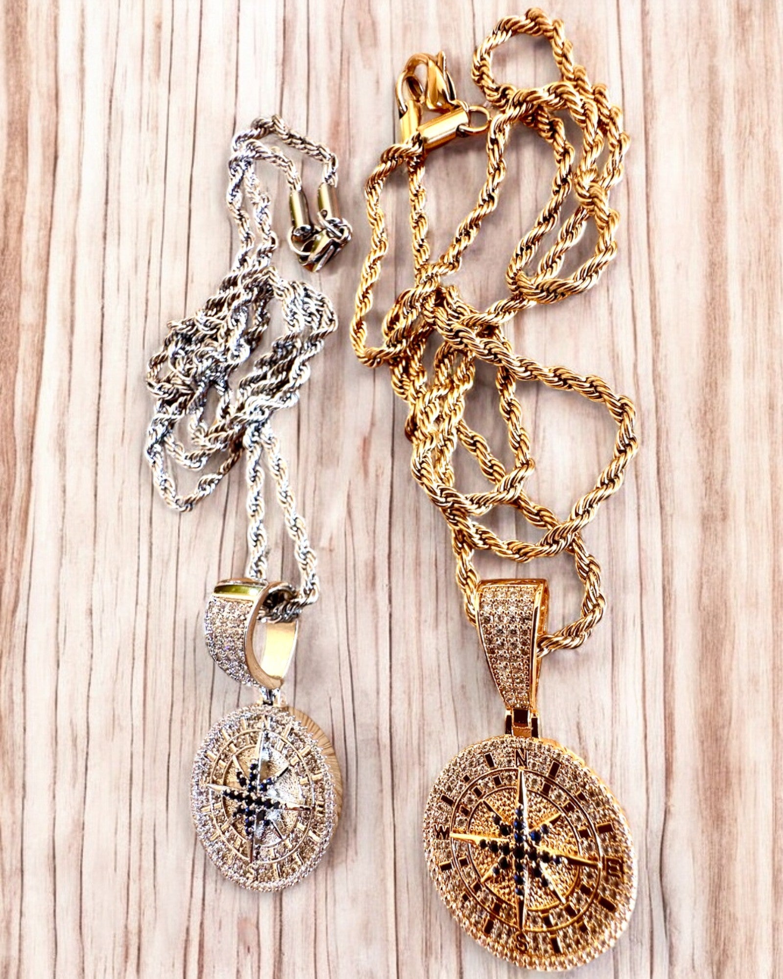 Ketting met Kompas Hanger in Glamour Stijl met Zirkonia voor Vrouwen en Mannen - 2 varianten om uit te kiezen, personalisatie met gravure als cadeau