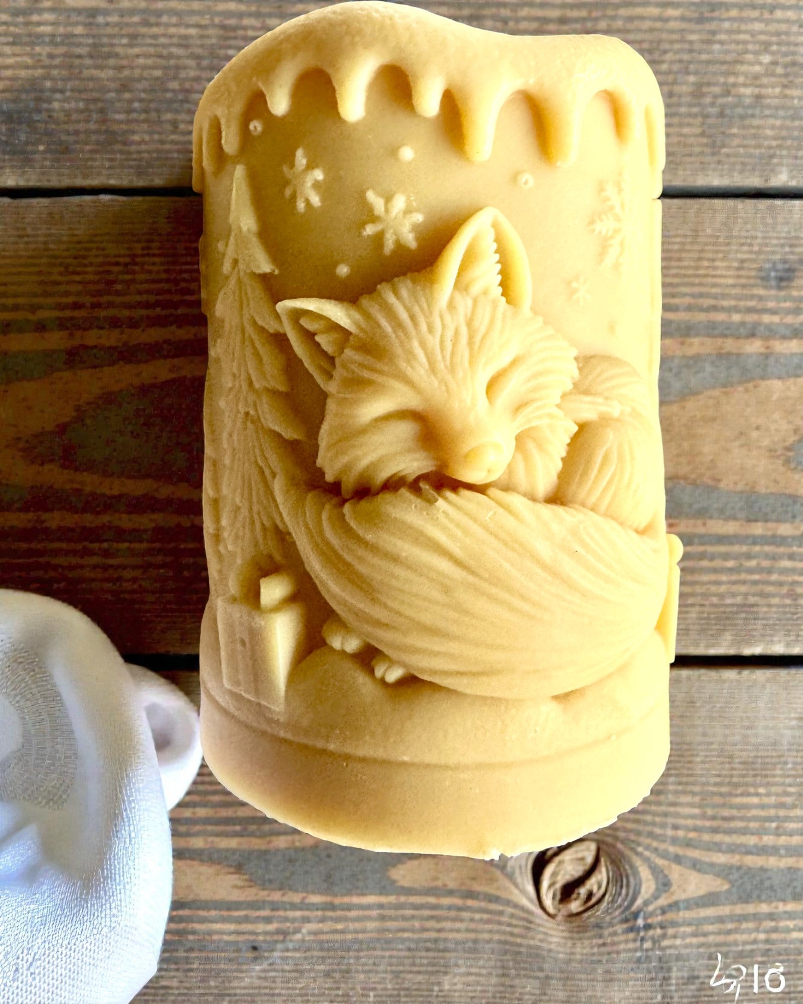 Świeca sojowa Zimowy Lisek, 7.5 cm wysokości, ręcznie odlewana świeca sojowa z uroczym śpiącym liskiem, personalizacja grawerem na tabliczce