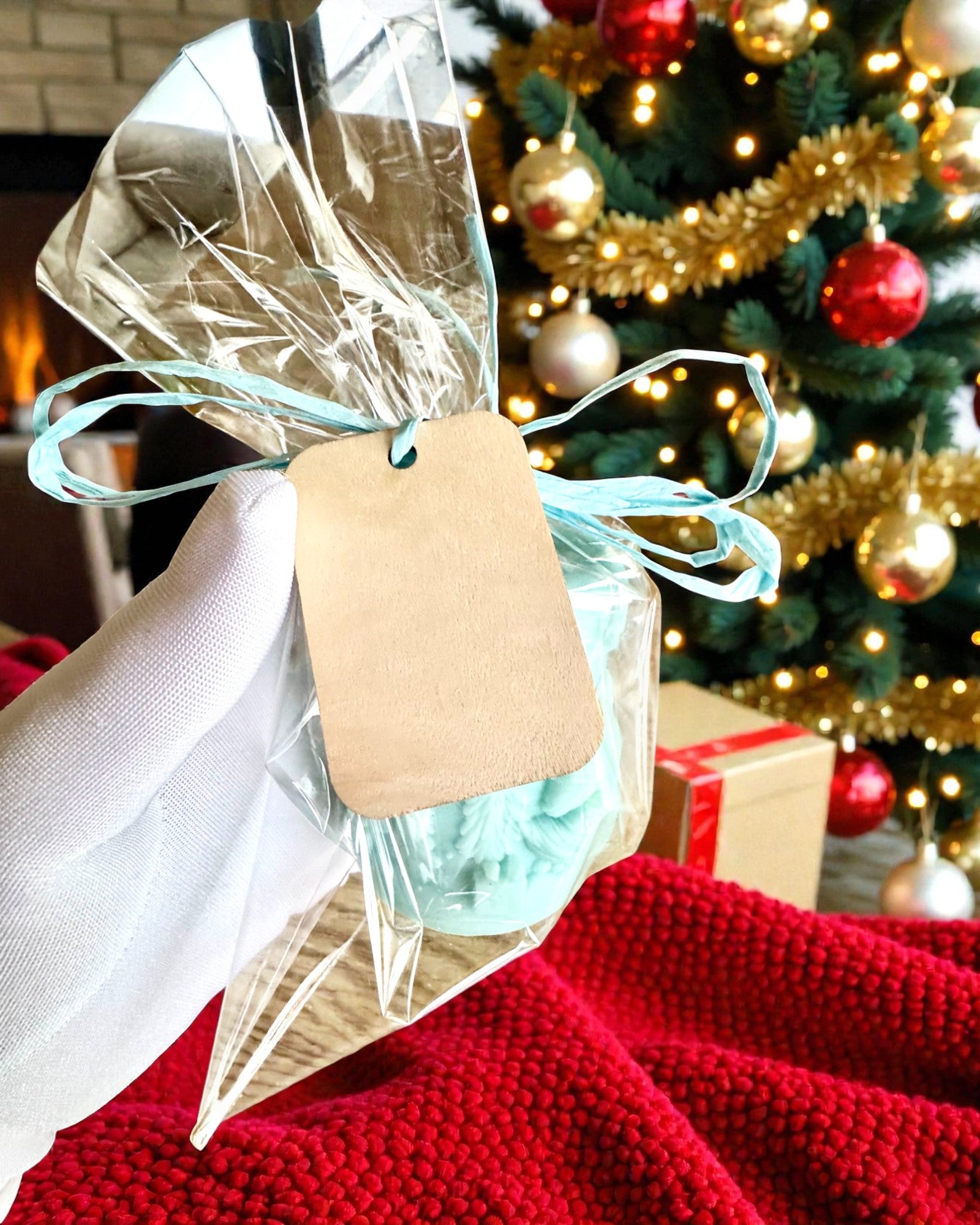 Świeca sojowa Zimowy Lisek, 7.5 cm wysokości, ręcznie odlewana świeca sojowa z uroczym śpiącym liskiem, personalizacja grawerem na tabliczce