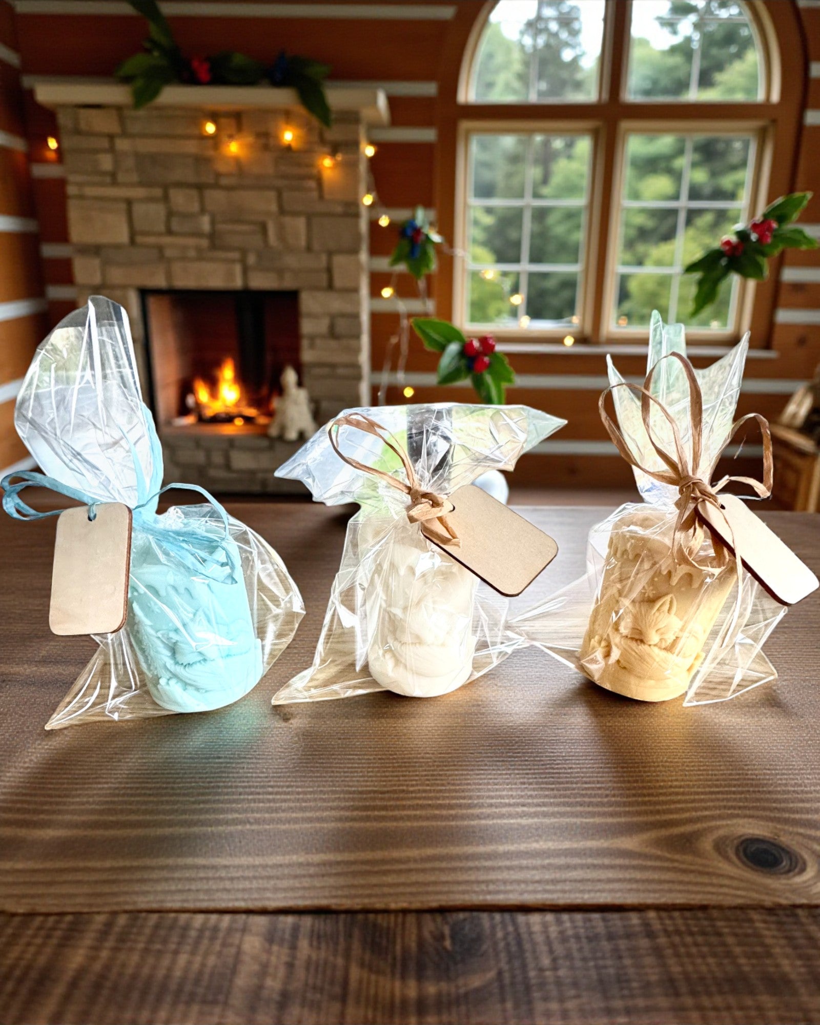 Świeca sojowa Zimowy Lisek, 7.5 cm wysokości, ręcznie odlewana świeca sojowa z uroczym śpiącym liskiem, personalizacja grawerem na tabliczce