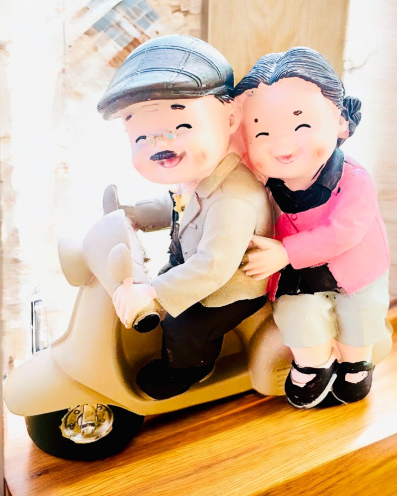 Figurine décorative Amoureux sur un scooter - personnalisation par gravure pour cadeau