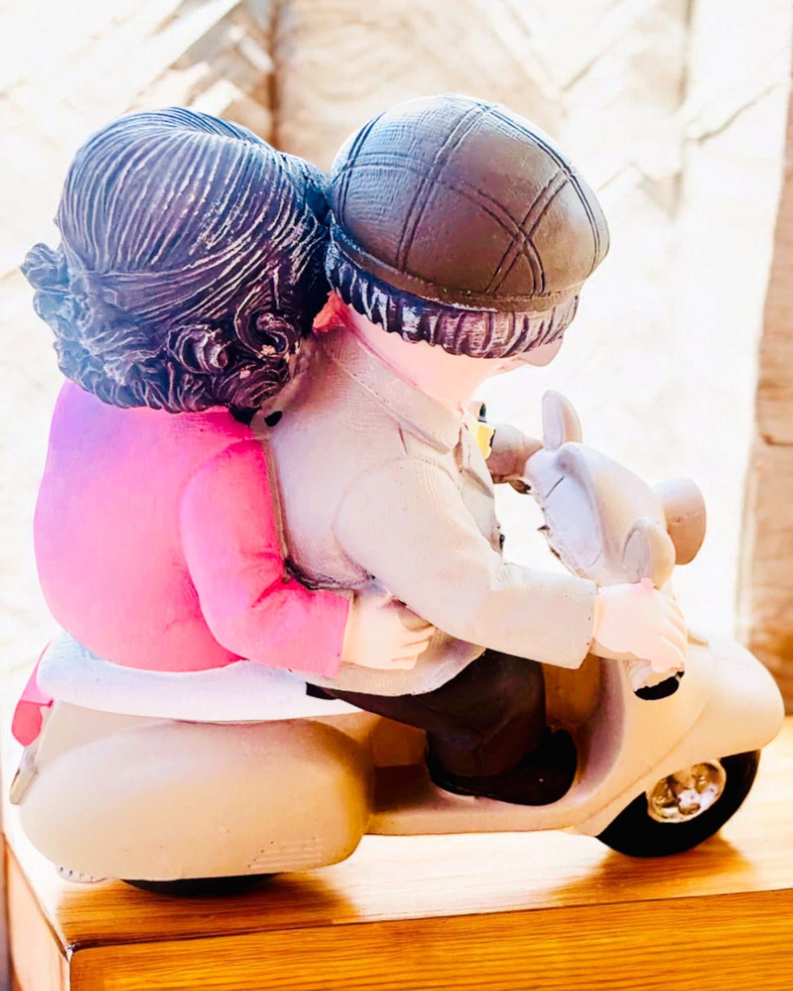 Figurine décorative Amoureux sur un scooter - personnalisation par gravure pour cadeau