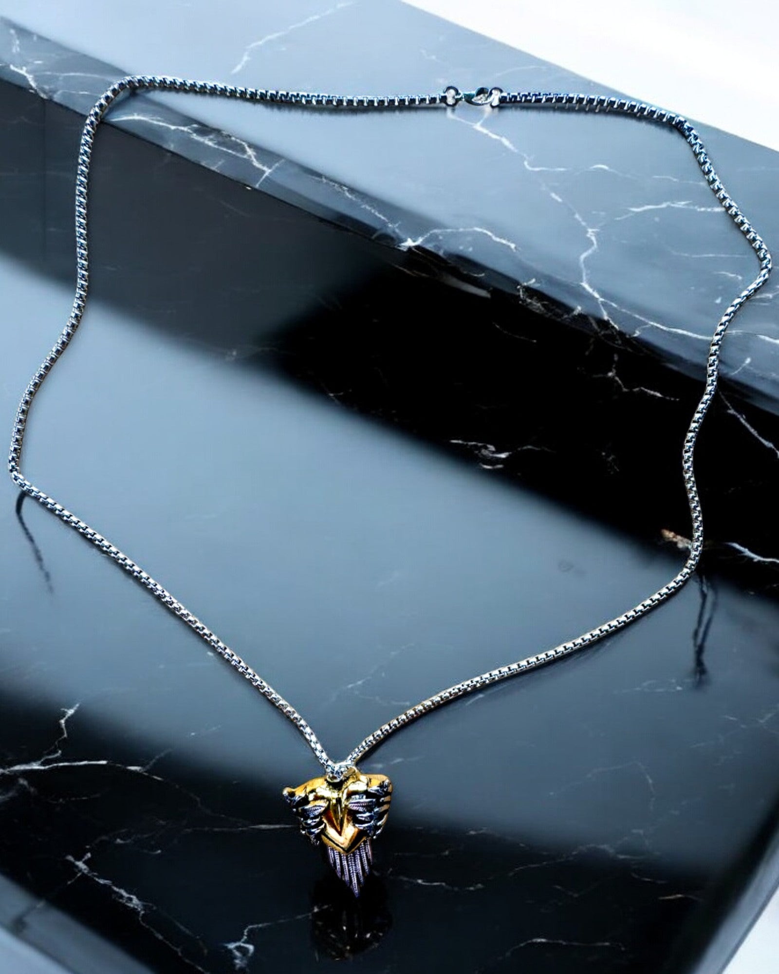 Amulett Herzenschütze – Dunkle Flügel der Liebe, Personalisierung mit Gravur als Geschenk möglich