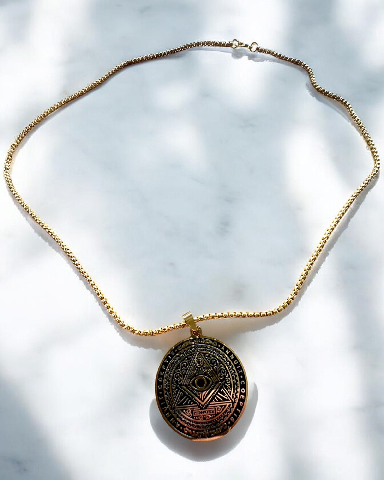 Amulet van de Geheimzinnige Kracht - Ketting met Gravure, 2 kleuropties beschikbaar