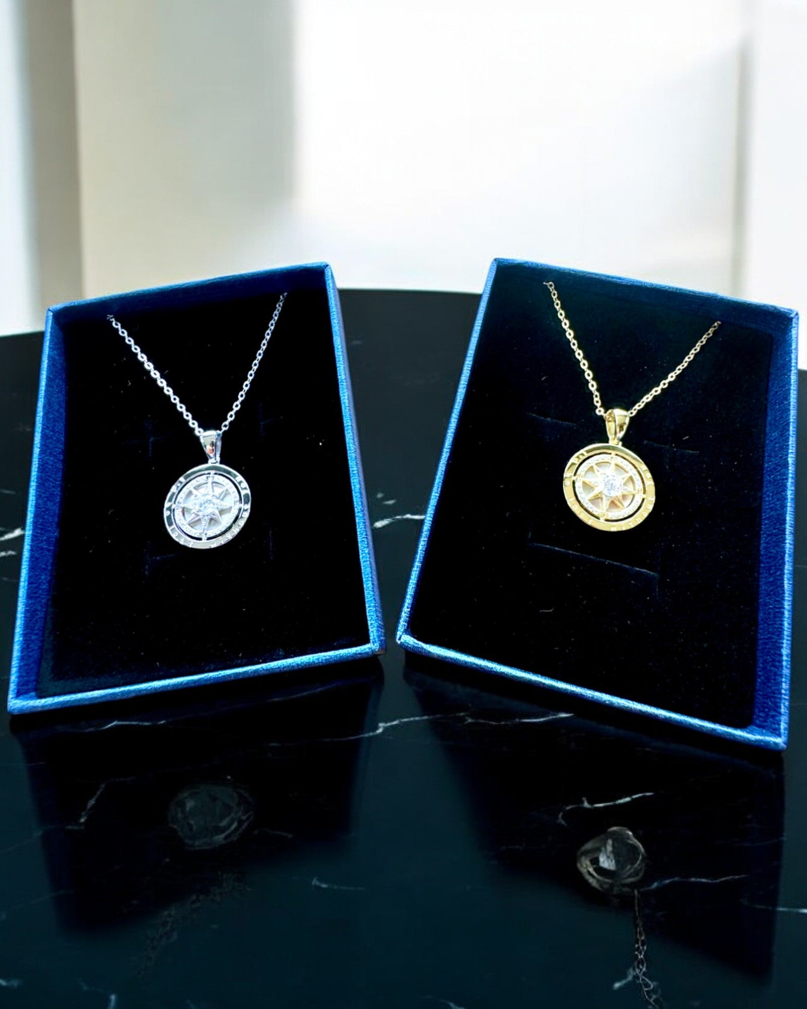 Collier Boussole "Direction Étoilée", possibilité de personnalisation avec gravure, 2 variantes de couleur au choix