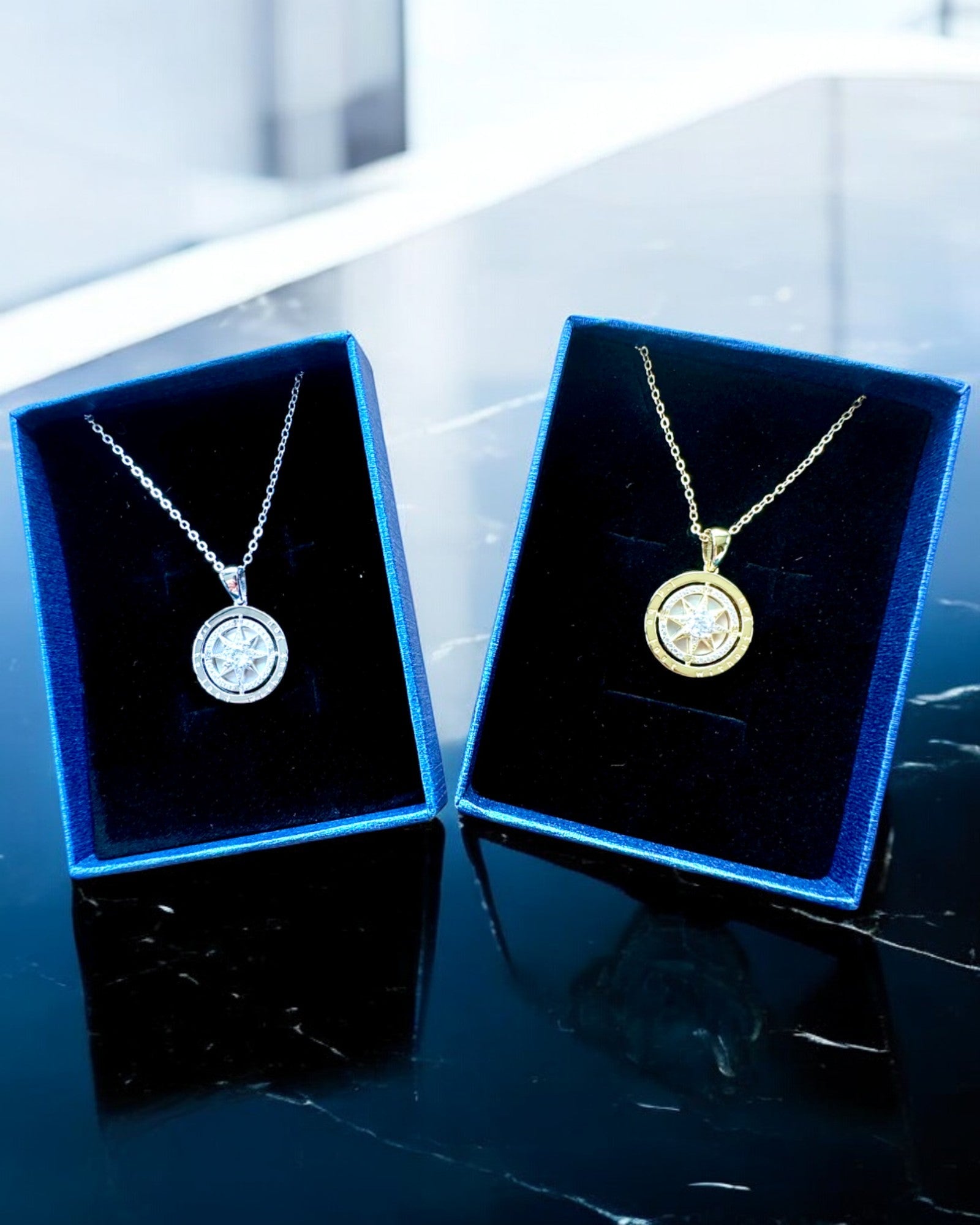 Collier Boussole "Direction Étoilée", possibilité de personnalisation avec gravure, 2 variantes de couleur au choix