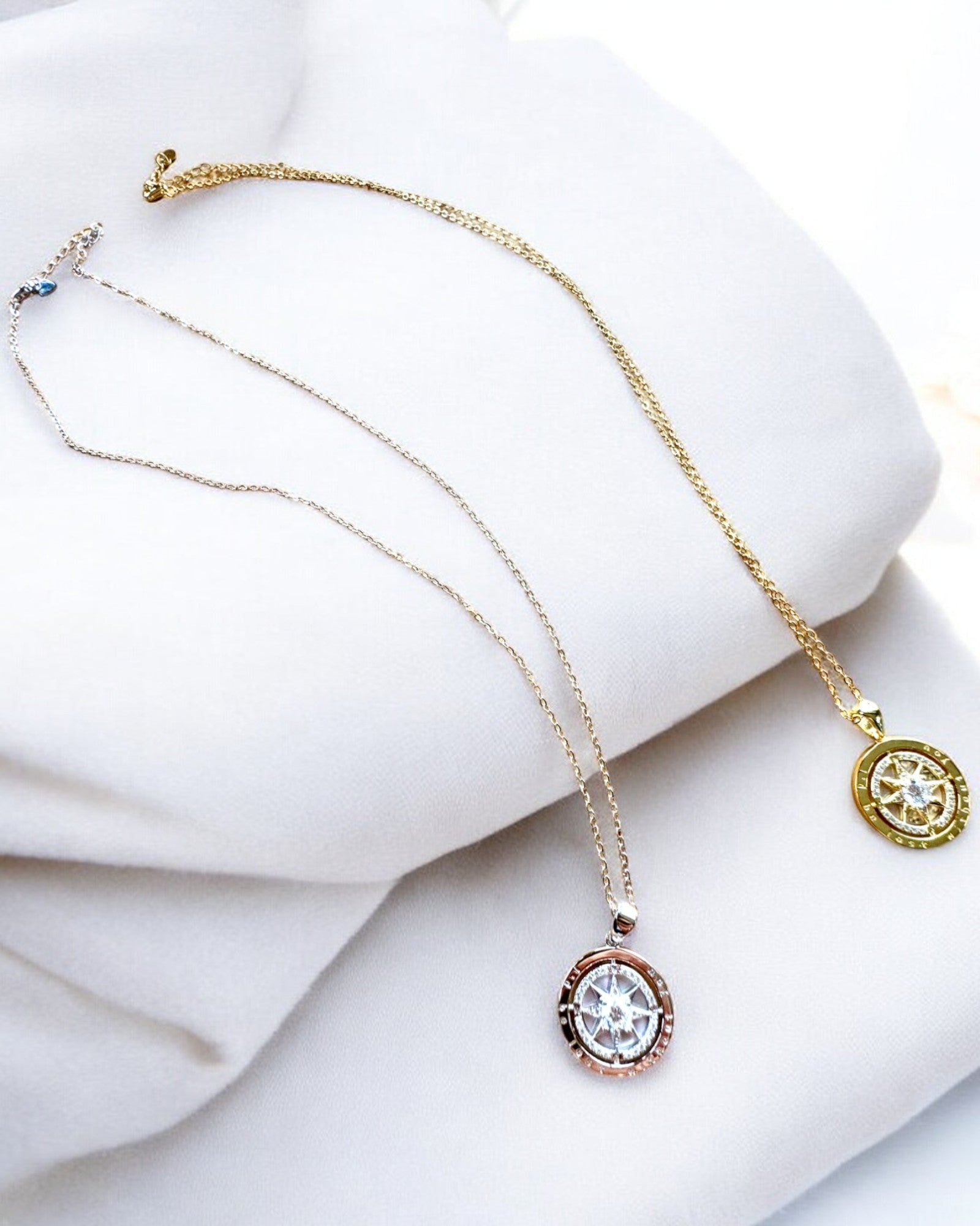 Collier Boussole "Direction Étoilée", possibilité de personnalisation avec gravure, 2 variantes de couleur au choix