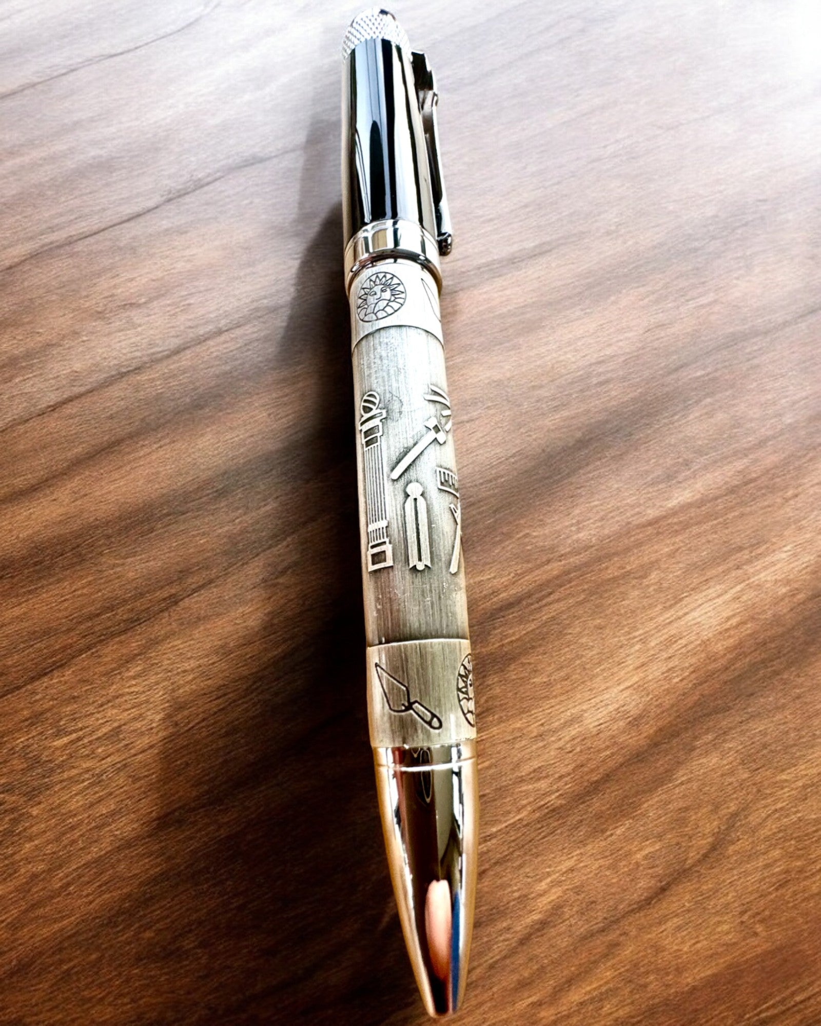 Elegante Pen "Mistrzowska Harmonia" met Graveeroptie - Symbolische Motieven, Oud Zilver, mogelijkheid tot personalisatie met gravure als cadeau