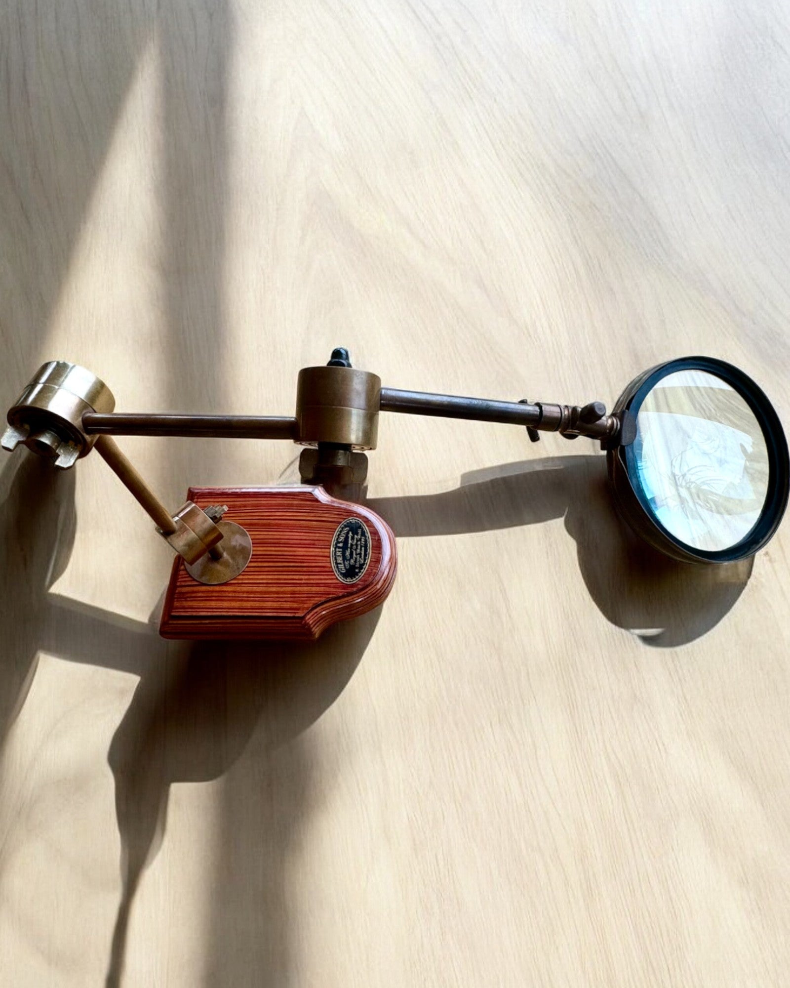 Loupe artisanale "Royal Magnifier" avec support et bras réglable - possibilité de personnalisation par gravure pour cadeau