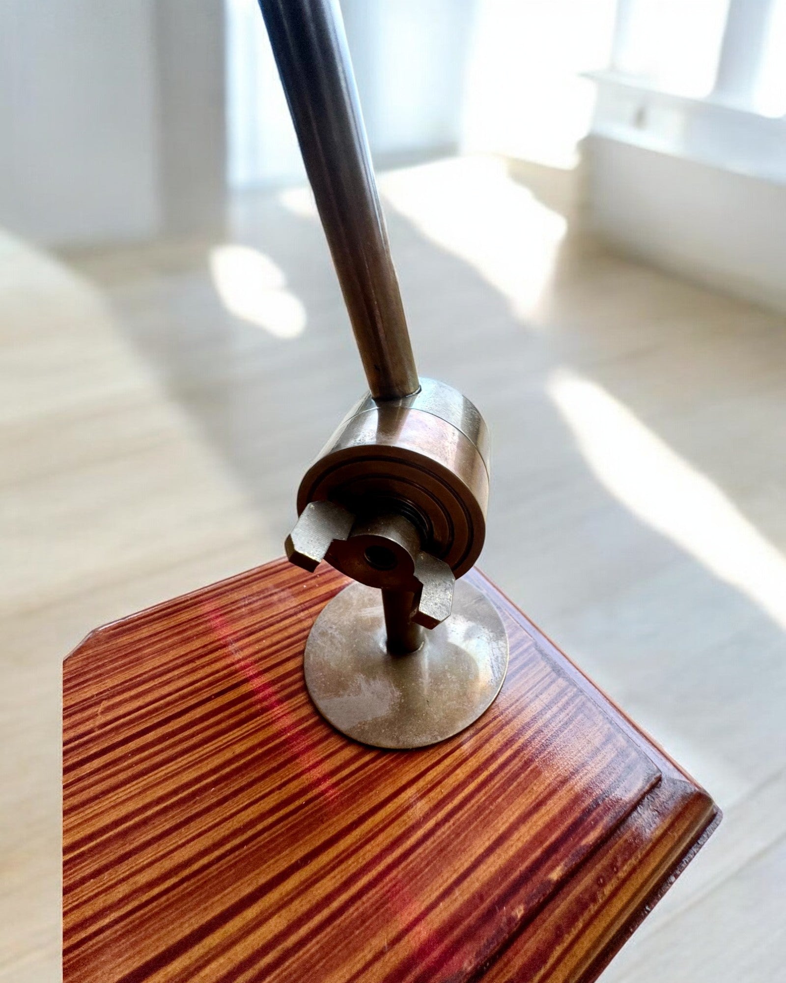 Loupe artisanale "Royal Magnifier" avec support et bras réglable - possibilité de personnalisation par gravure pour cadeau
