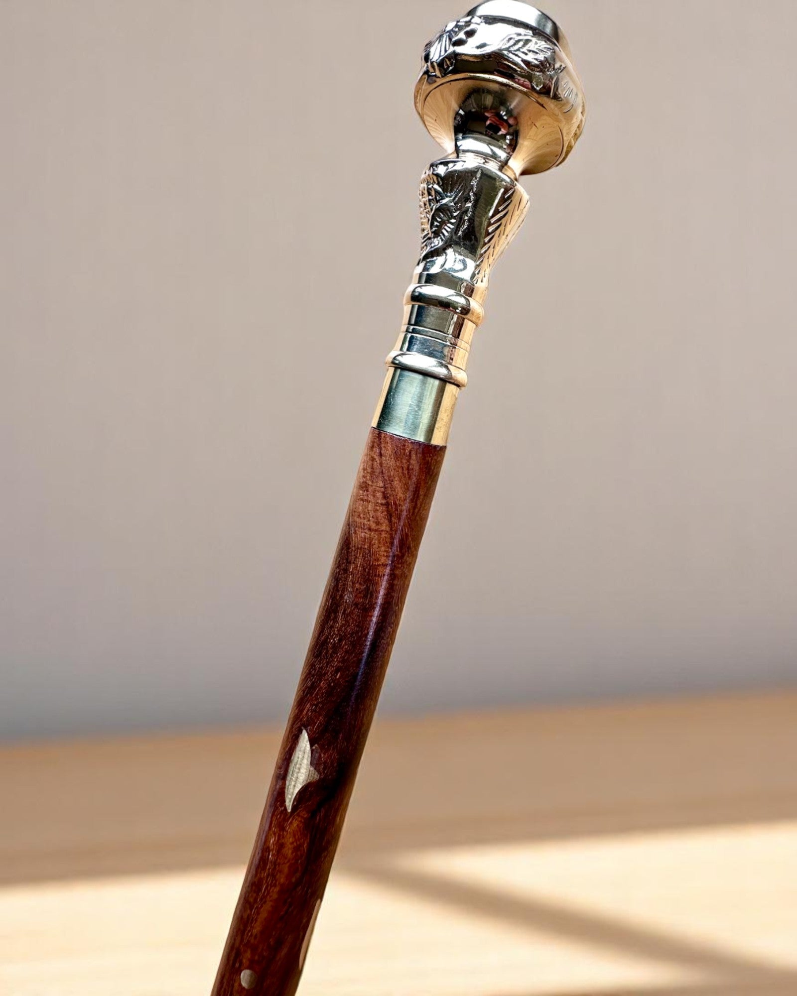 Kompasso Black - Canne de marche - Bois Sculpté à la Main - Édition Exclusive avec Possibilité de Gravure