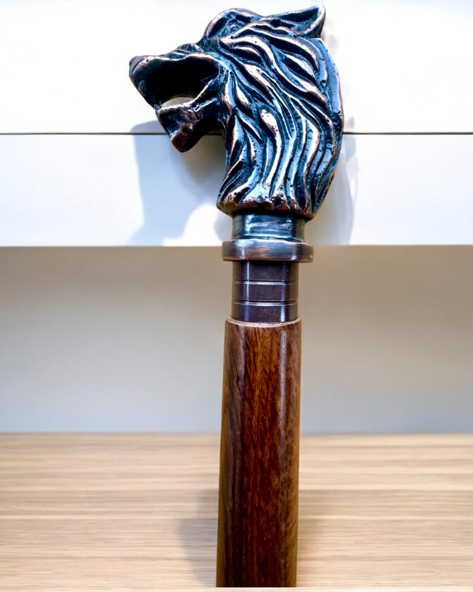Bâton de marche sculpté à la main – Gardien Loup, en bois, avec possibilité de personnalisation par gravure