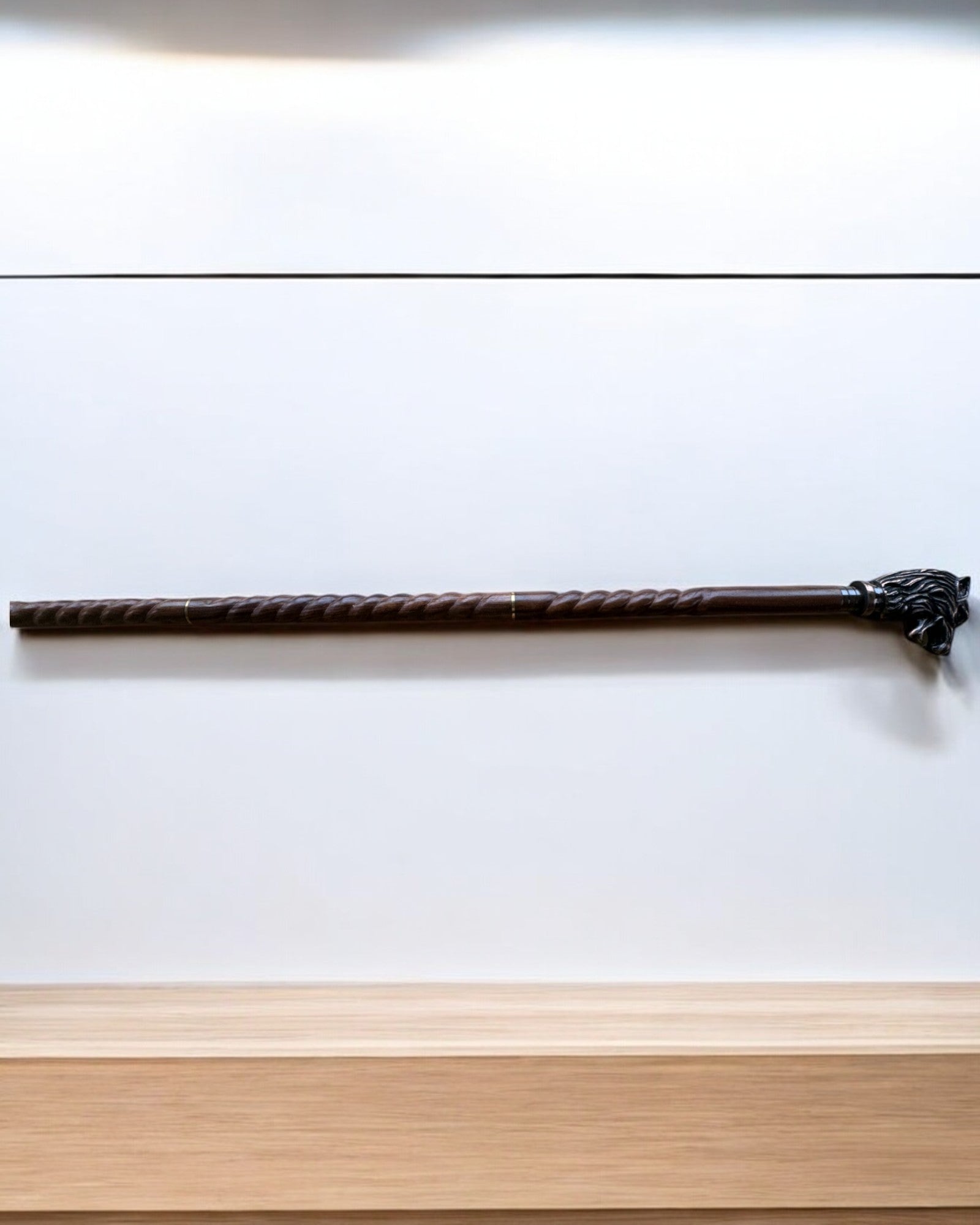 Bâton de marche sculpté à la main – Gardien Loup, en bois, avec possibilité de personnalisation par gravure