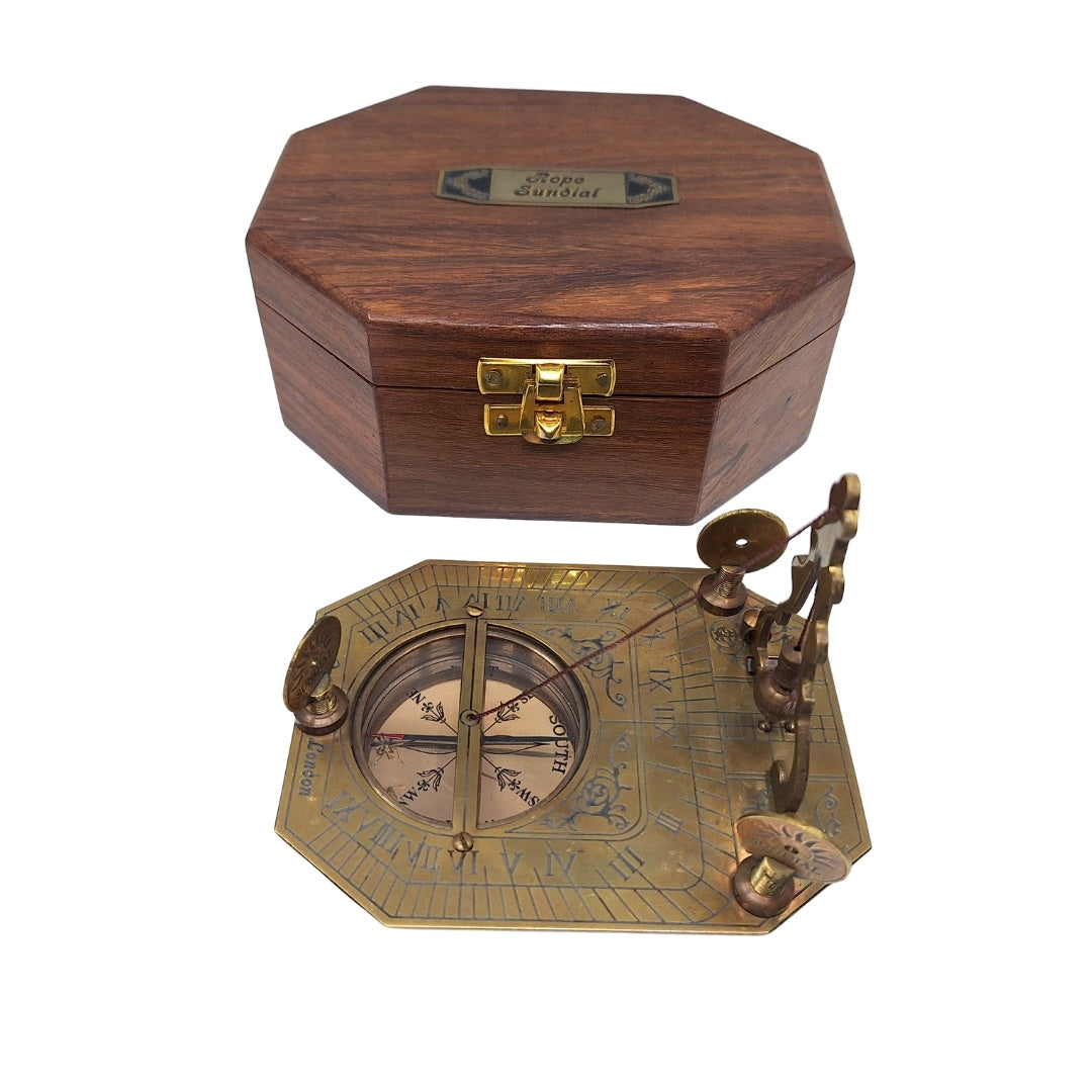 Elegante messing kompas met zonnewijzer in houten doos - Ideaal cadeau voor reizigers, retrostijl, afmetingen: 11.5 x 8.8 x 9.0 cm, materiaal: messing en hout