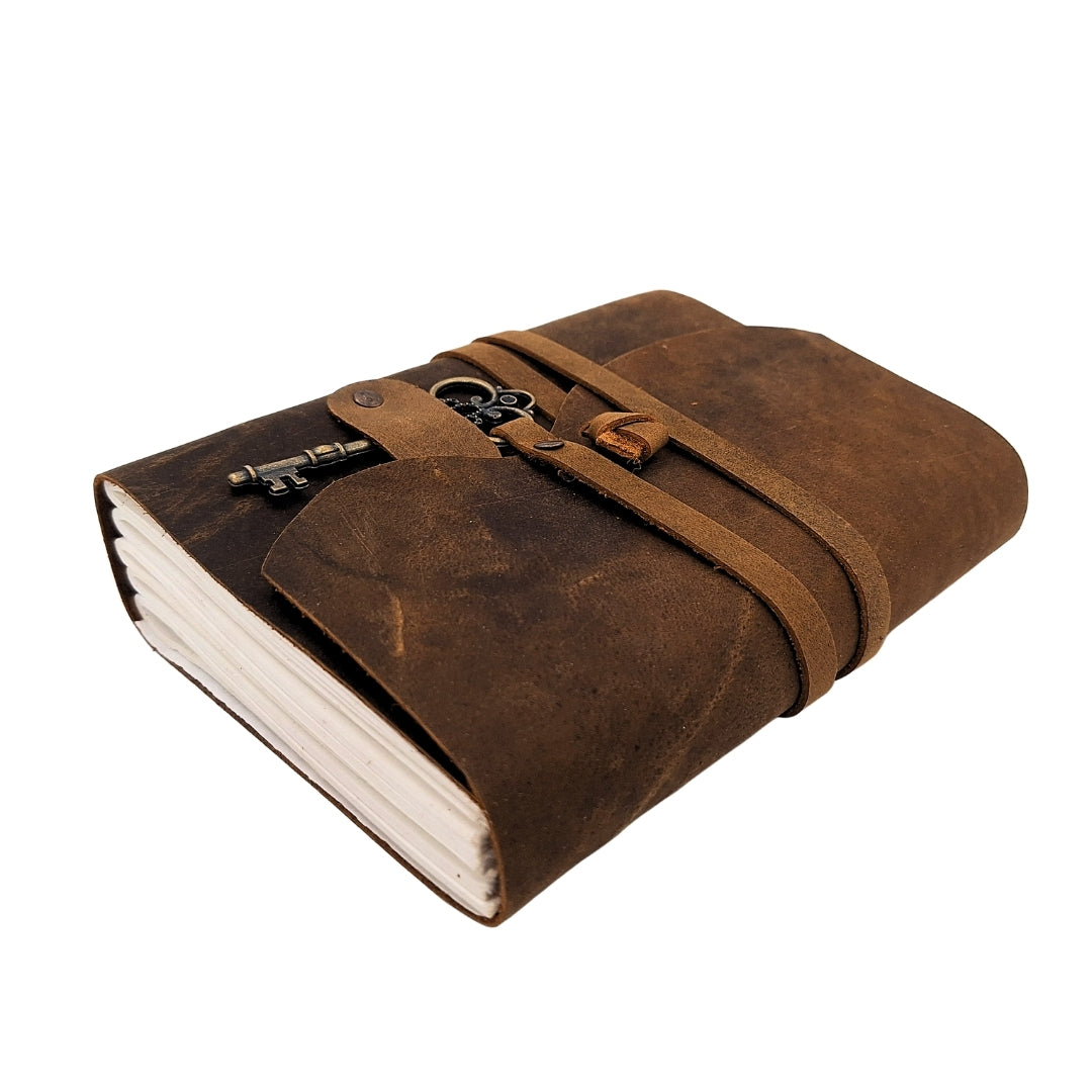 Carnet en cuir rétro avec petite clé et sangle 200 pages 18 x 13 cm - AH02