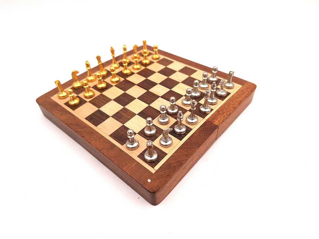 Jeu d’échecs magnétique en laiton dans une boîte en bois – 157