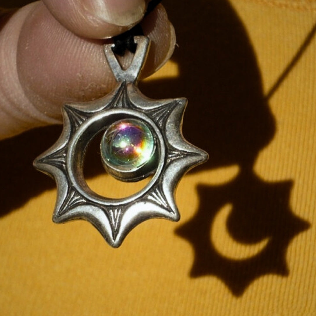 Collier Éclipse solaire – Illusion optique – Cadeau pour voyageur - ECL32