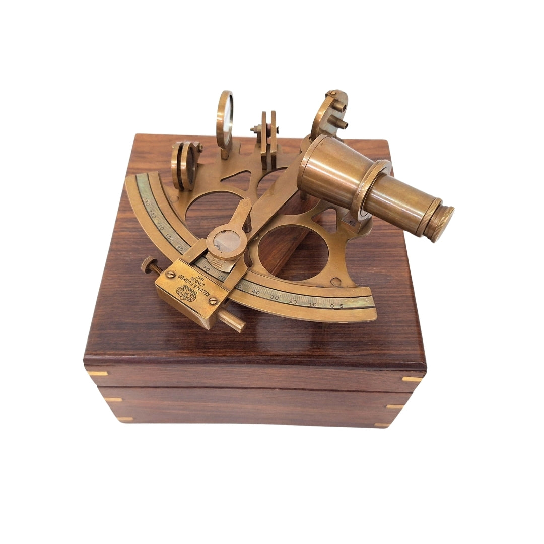 Grote messing sextant in elegante houten doos met personalisatiemogelijkheid door gravure