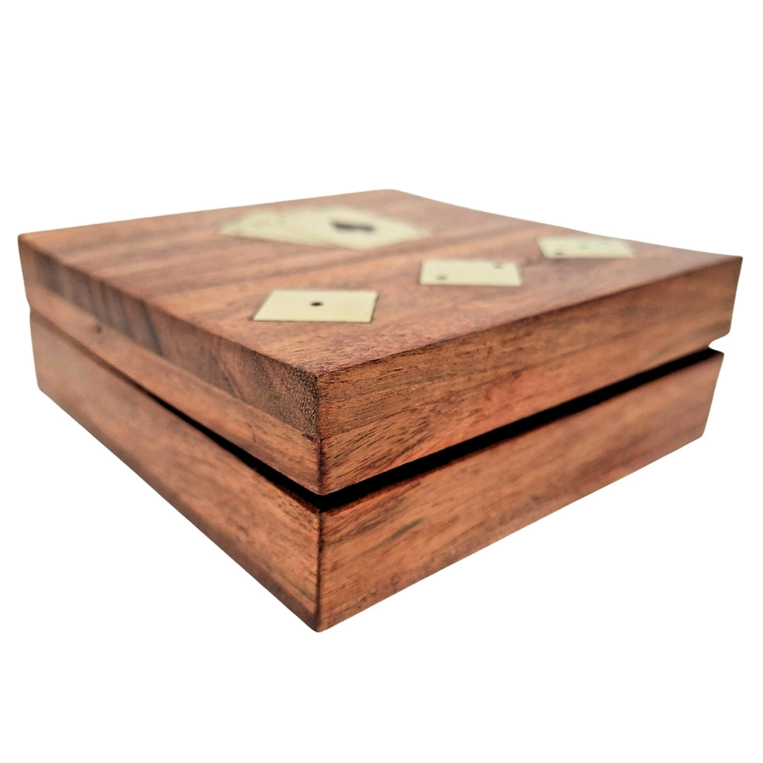 DÉFAUT DU PRODUIT : Élégant ensemble de jeu - jeu de cartes et dés dans une boîte en bois OUTLET- DNU-010AB
