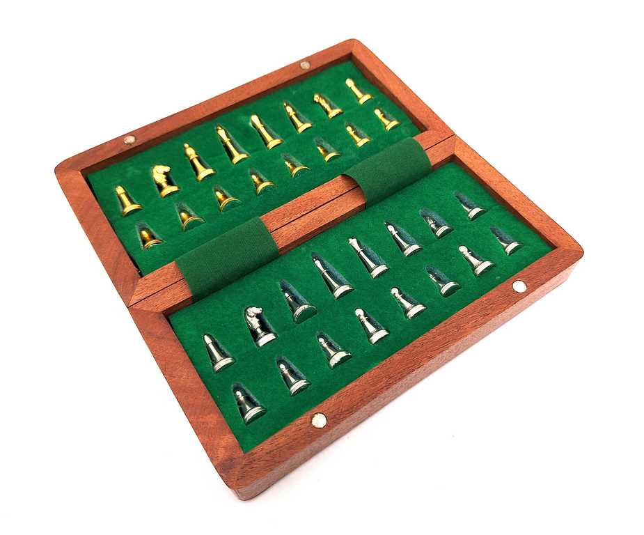 Jeu d’échecs magnétique en laiton dans une boîte en bois – 157