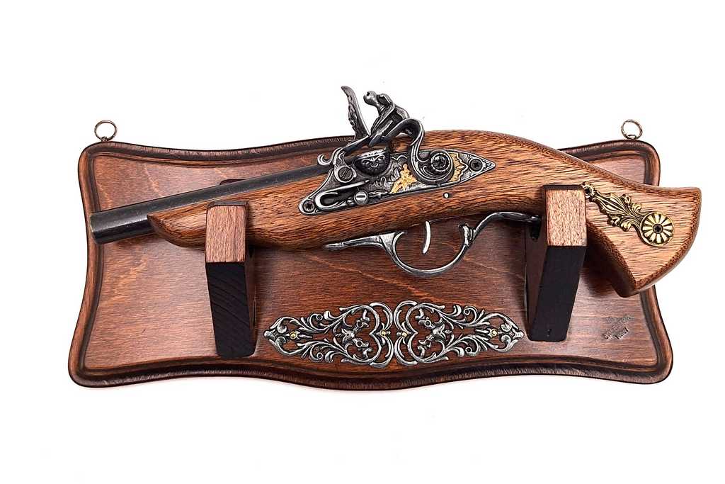 Pistolenreplik auf einer Halterung – zur Wandaufhängung – TR-239