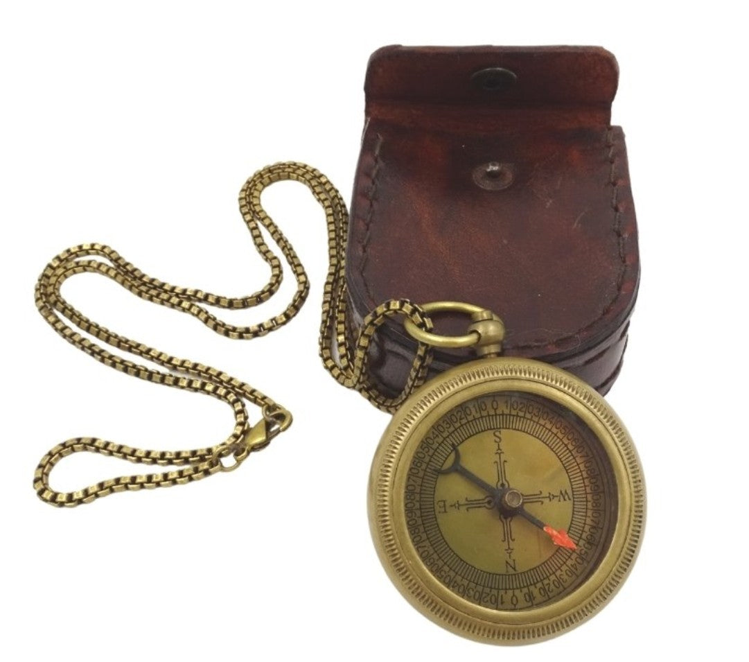 Boussole élégante en laiton avec chaînette dans un étui en cuir - COM-0470A