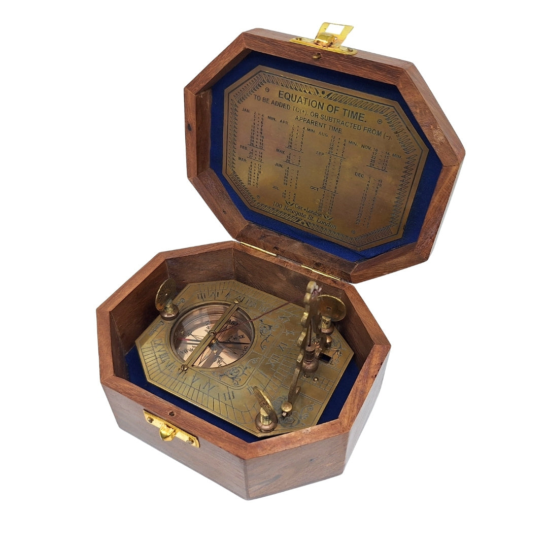 Elegante messing kompas met zonnewijzer in houten doos - Ideaal cadeau voor reizigers, retrostijl, afmetingen: 11.5 x 8.8 x 9.0 cm, materiaal: messing en hout
