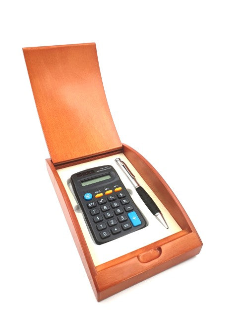 Stylo et calculatrice dans une boîte en bois G133H