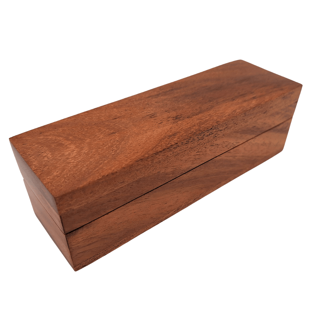 Dés de jeu en bois dans une boîte en bois allongée - DNU-006