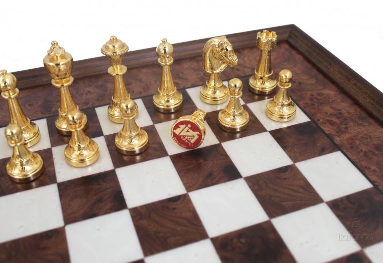 Grand jeu d’échecs exclusif Italfama en métal doré 53x53 cm – N137