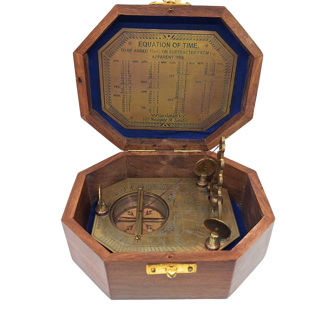 Elegante messing kompas met zonnewijzer in houten doos - Ideaal cadeau voor reizigers, retrostijl, afmetingen: 11.5 x 8.8 x 9.0 cm, materiaal: messing en hout