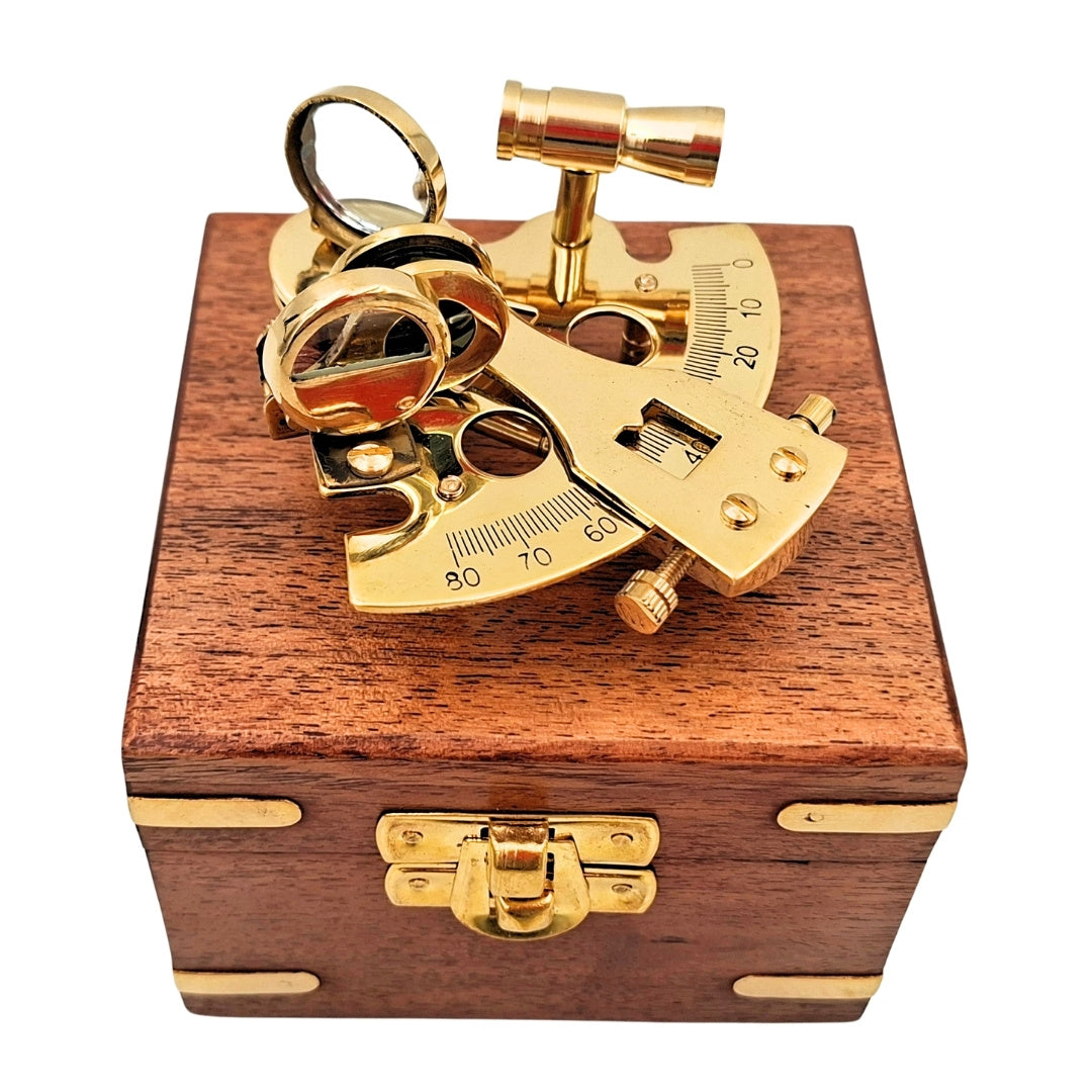 Messing-Sextant in einer Holzkiste mit Gravurmöglichkeit – elegantes Geschenk für Segler und Seeleute, 7x7x4 cm, hochwertiges Messing und Glas