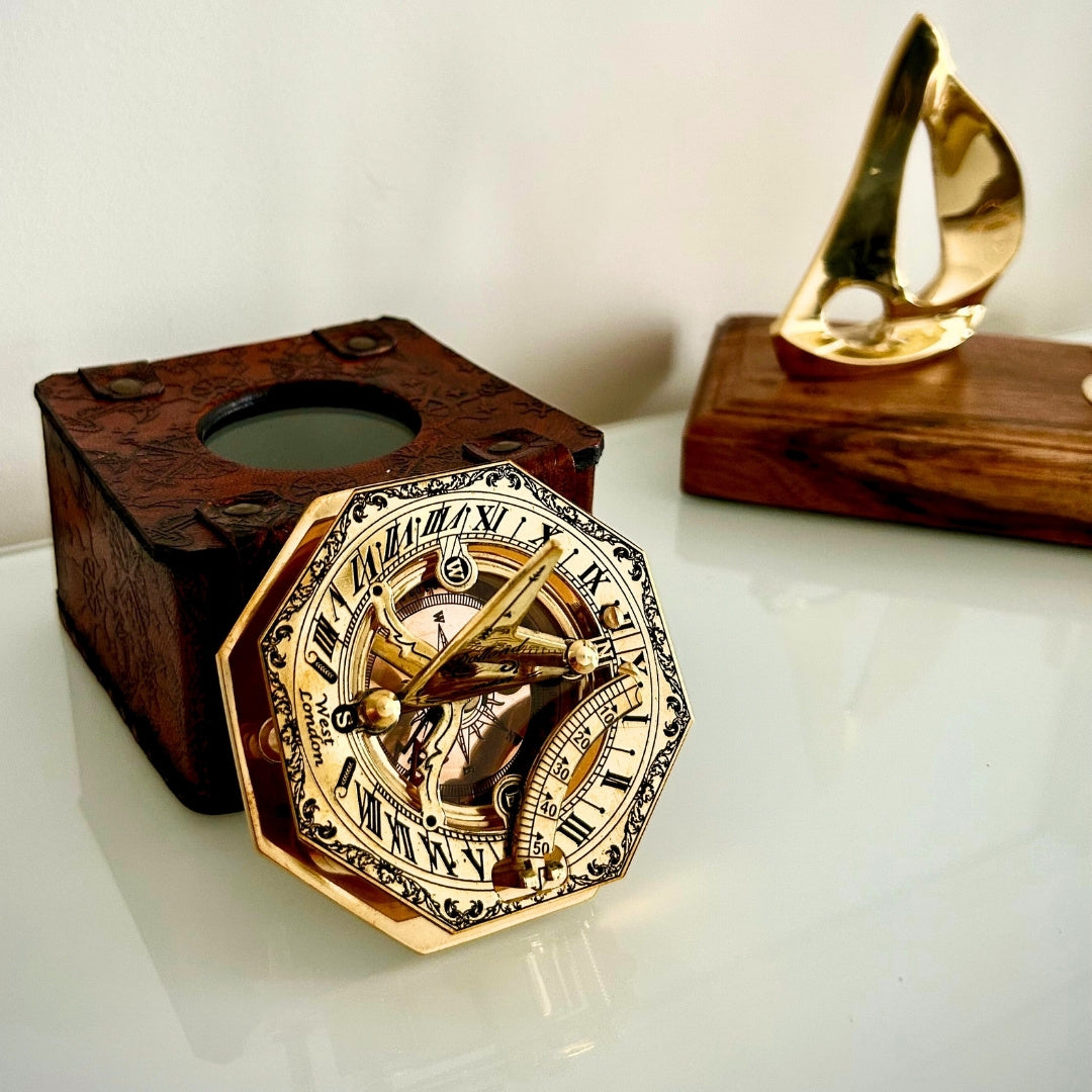Brass Compass in a Stylish Leather Case with Engraving Option – Retro Vintage Gift for Travelers, Sailors - 8 cm Height, Elegant Brass Design