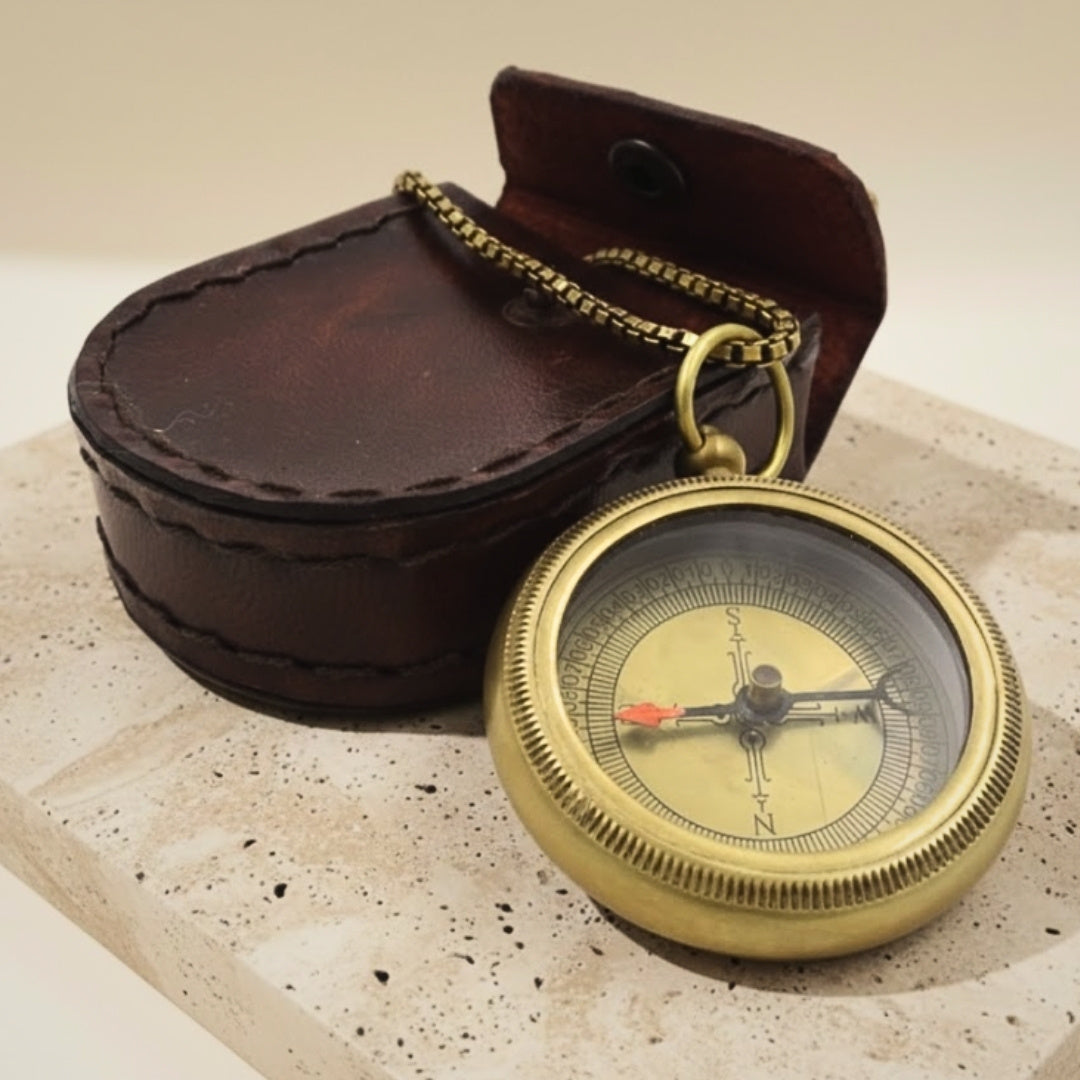 Boussole élégante en laiton avec chaînette dans un étui en cuir - COM-0470A