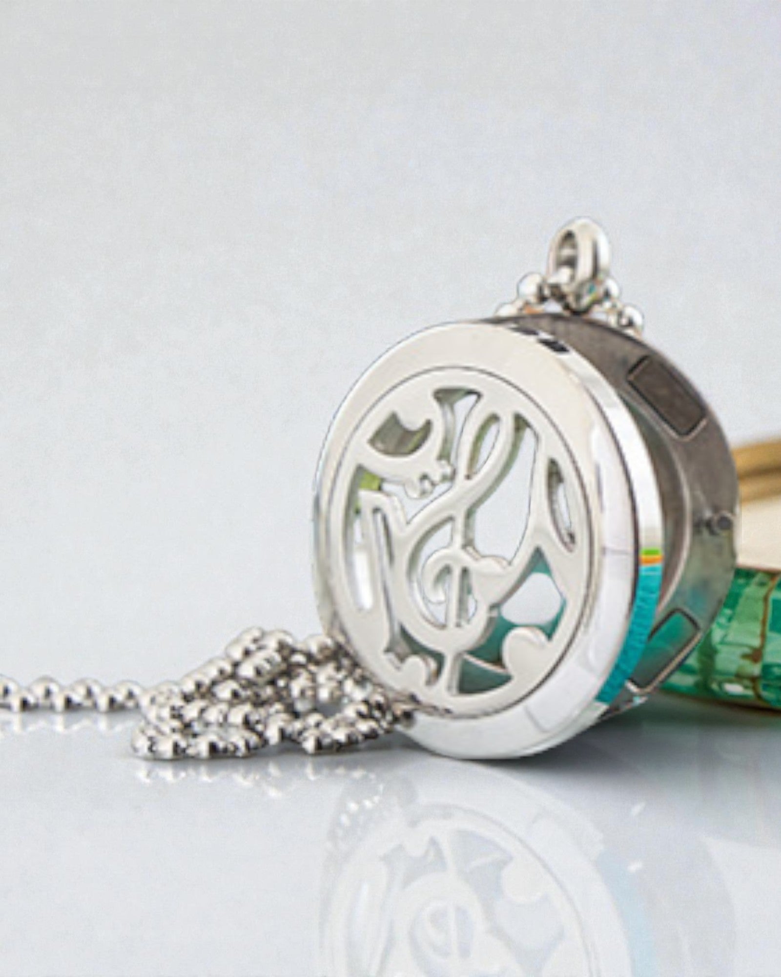 Symfonia Zapachu – Aromaterapeutyczny Naszyjnik z Motywem Nut Muzycznych 25 mm