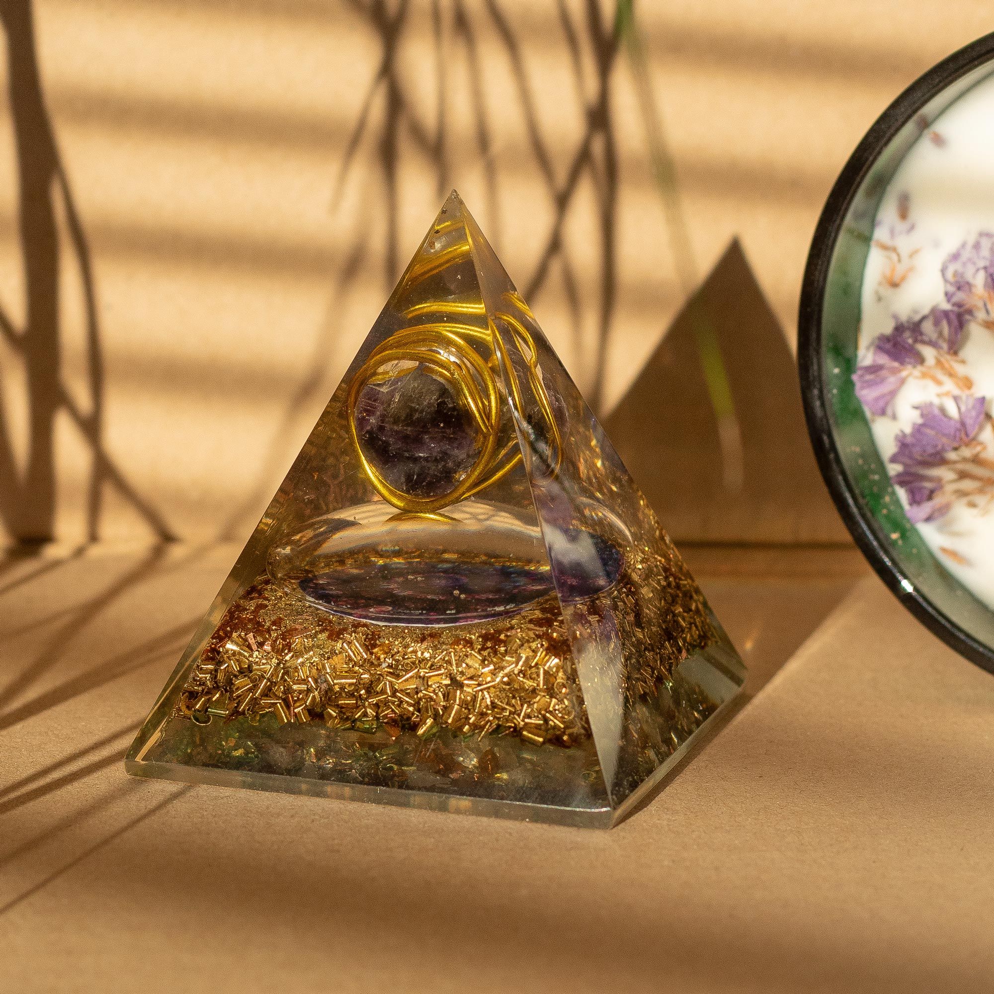 Pyramide Orgonite Moyenne avec Améthyste et Cuivre 7x6 cm