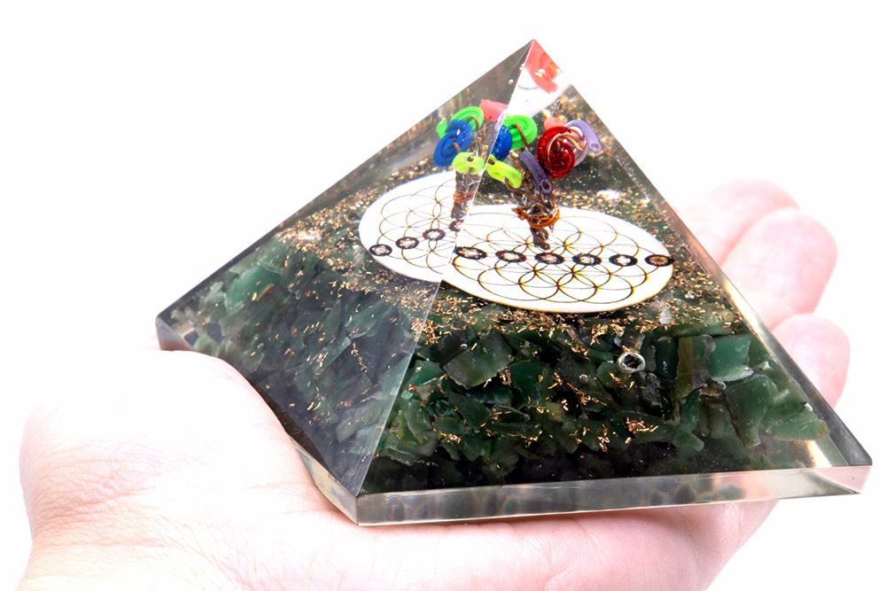 Pyramide Orgonite avec Aigue-marine Verte et Symbolique de la Fleur de Vie