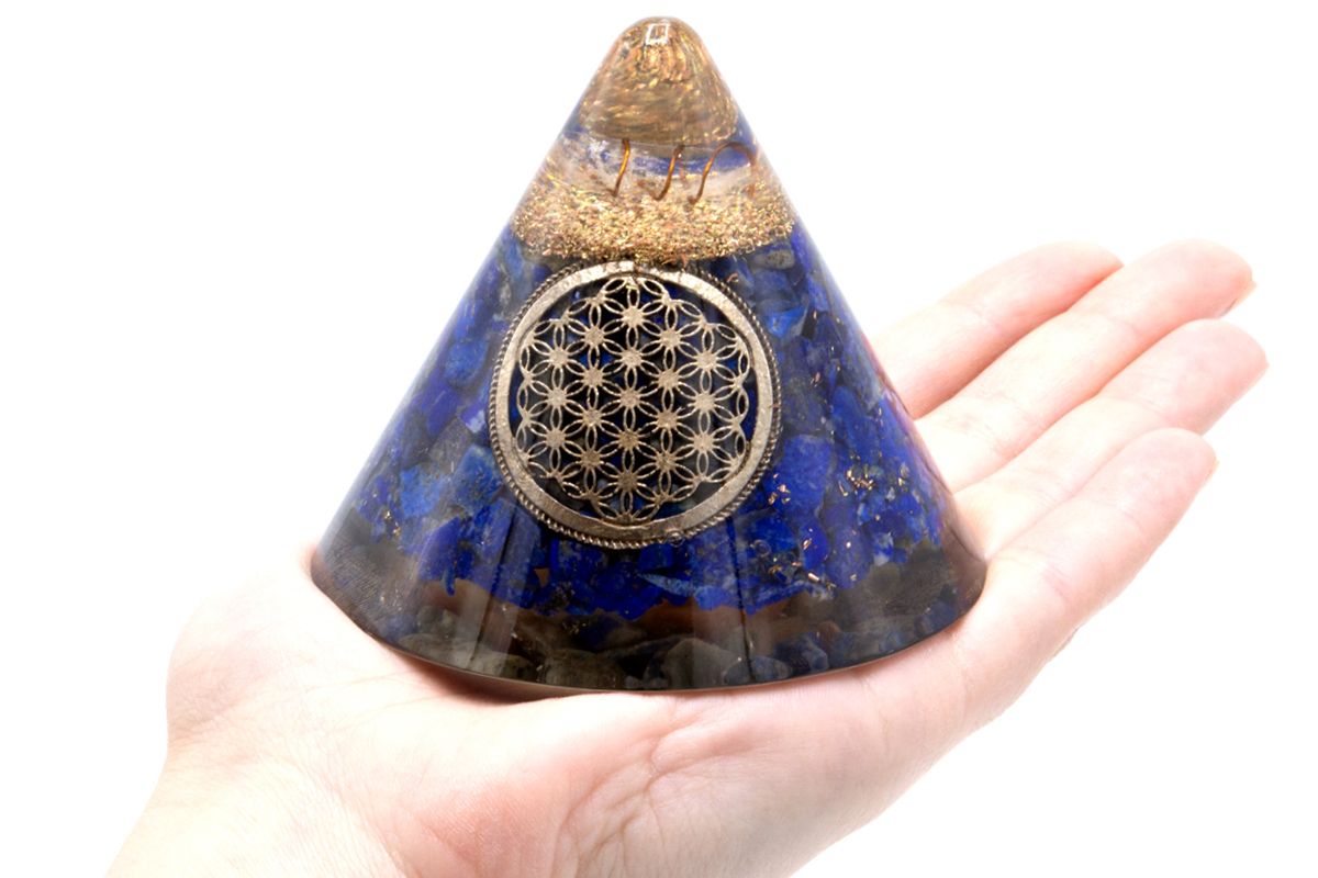 Cône Orgonite Lapis Fleur de Vie avec Quartz Suspendu - 90 mm, Bleu-Doré, Résine Verre et Paillettes Métalliques
