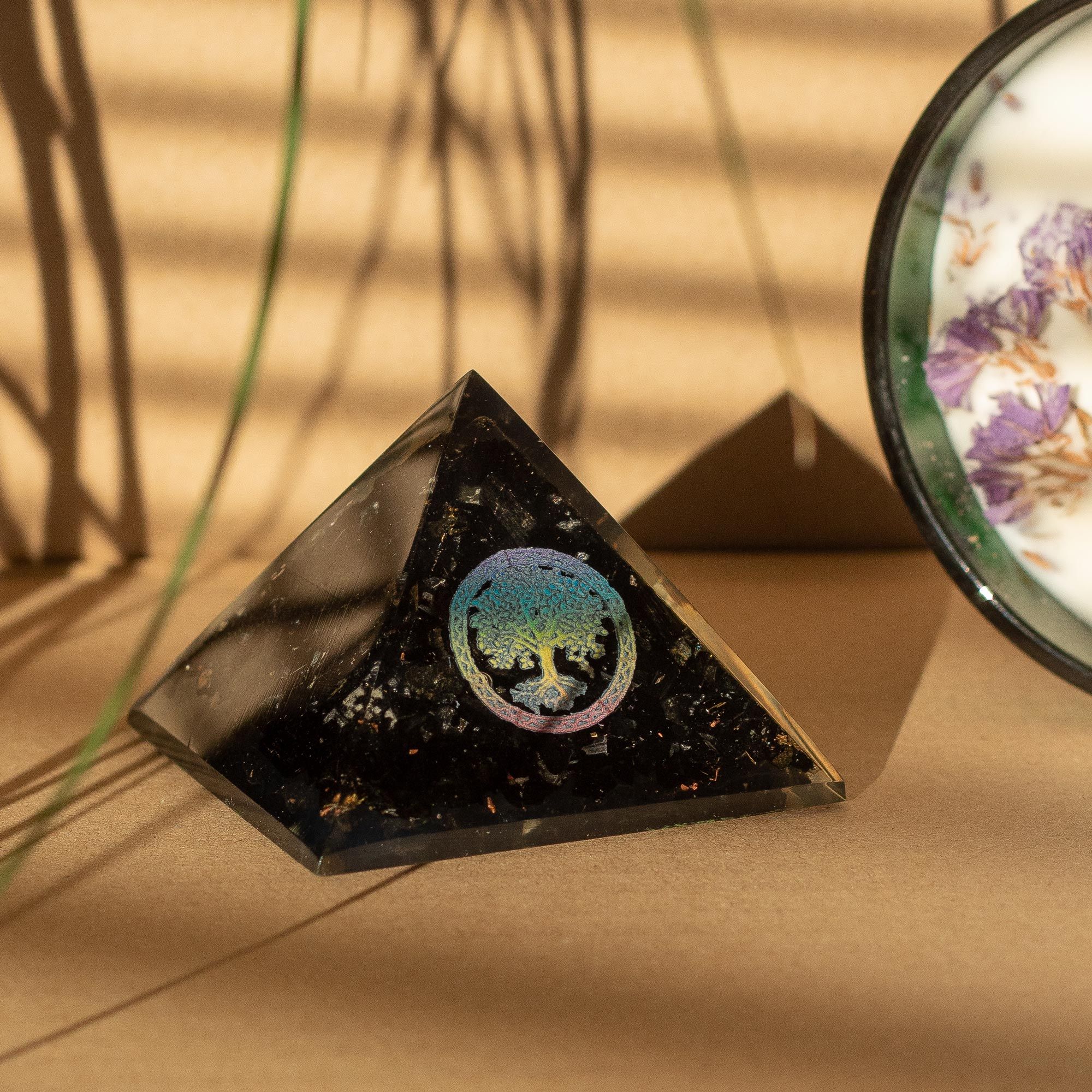 Élégante Pyramide Orgonite en Tourmaline Noire et Symbole de l'Arbre de Vie - 5,5x4,5 cm