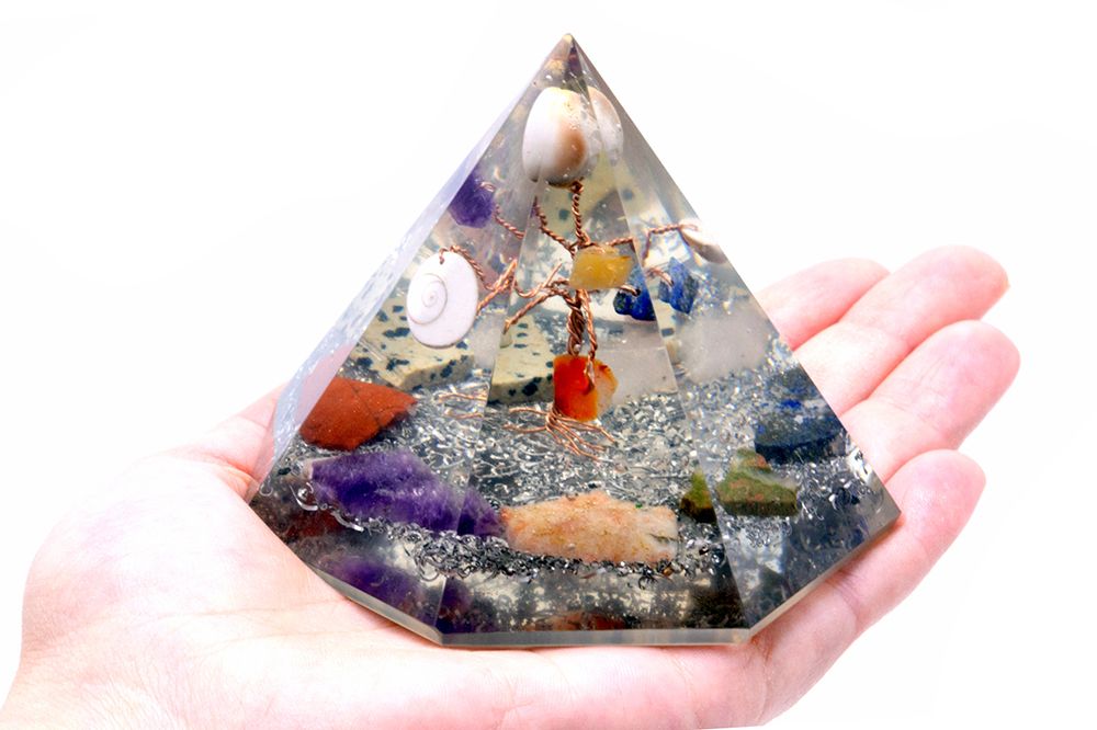 7-symmetrische Orgonit-Pyramide mit Weisheitsbaum aus Steinen
