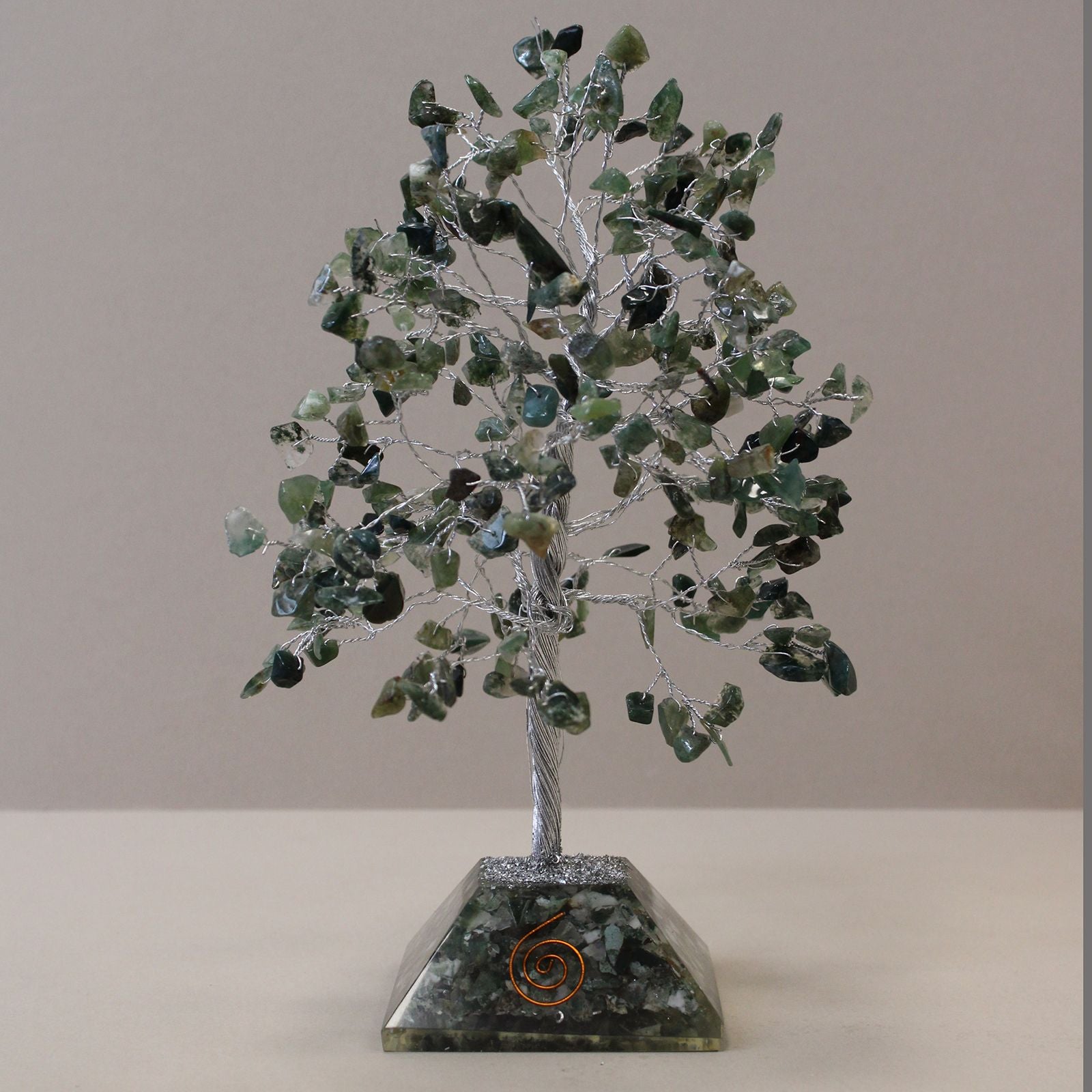 Arbre magique avec pierres mousse d'agate sur base en orgonite