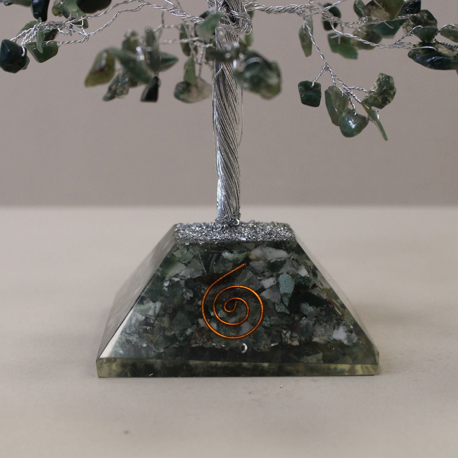 Arbre magique avec pierres mousse d'agate sur base en orgonite