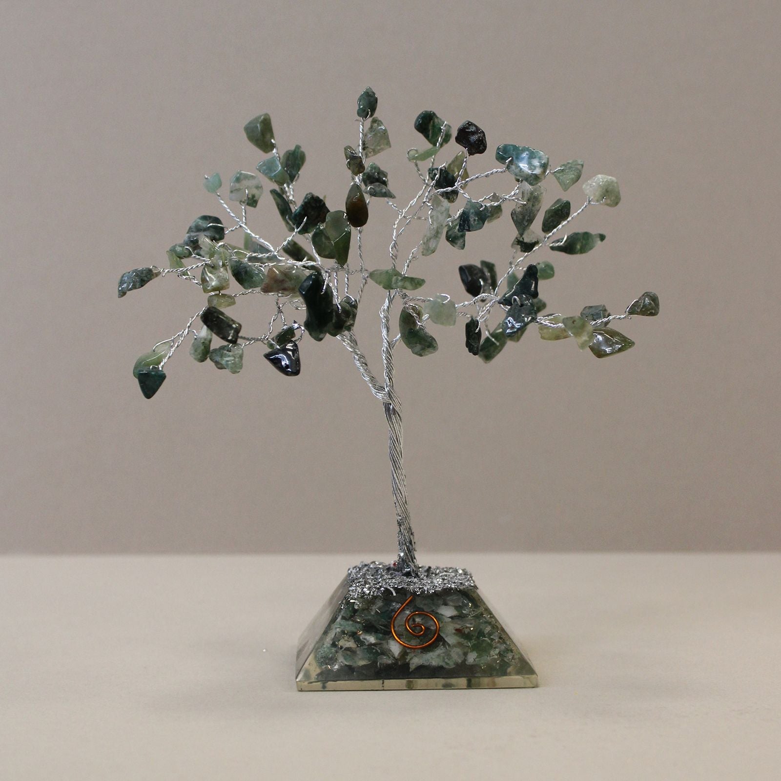 Arbre du bonheur avec base en orgonite et 80 pierres d'agate mousse