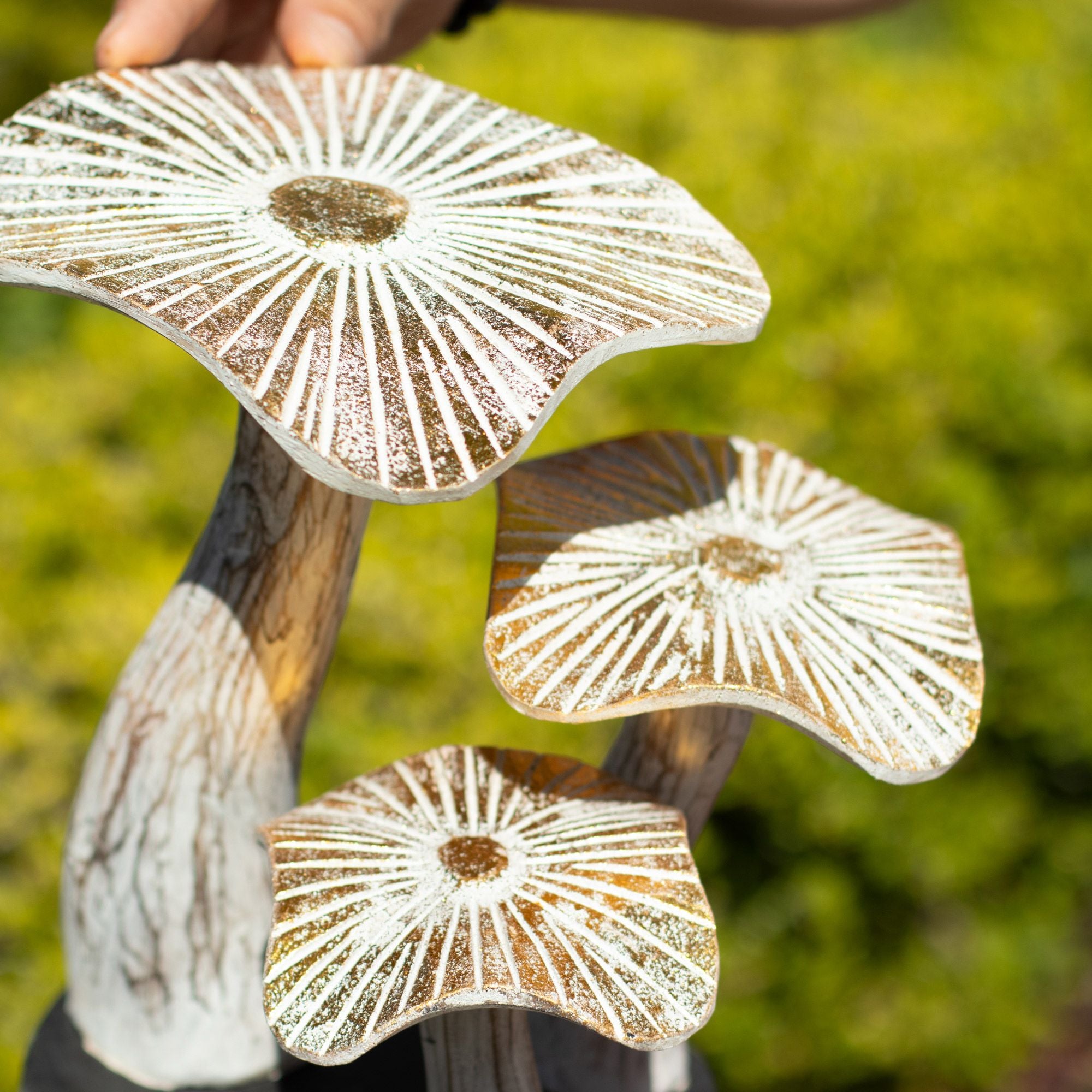 Künstlerische goldene Pilzfigur 25 cm mit weißem Finish und goldenen Details - einzigartiges Geschenk aus Albasiaholz für Einrichtungen im Boho- und Naturstil