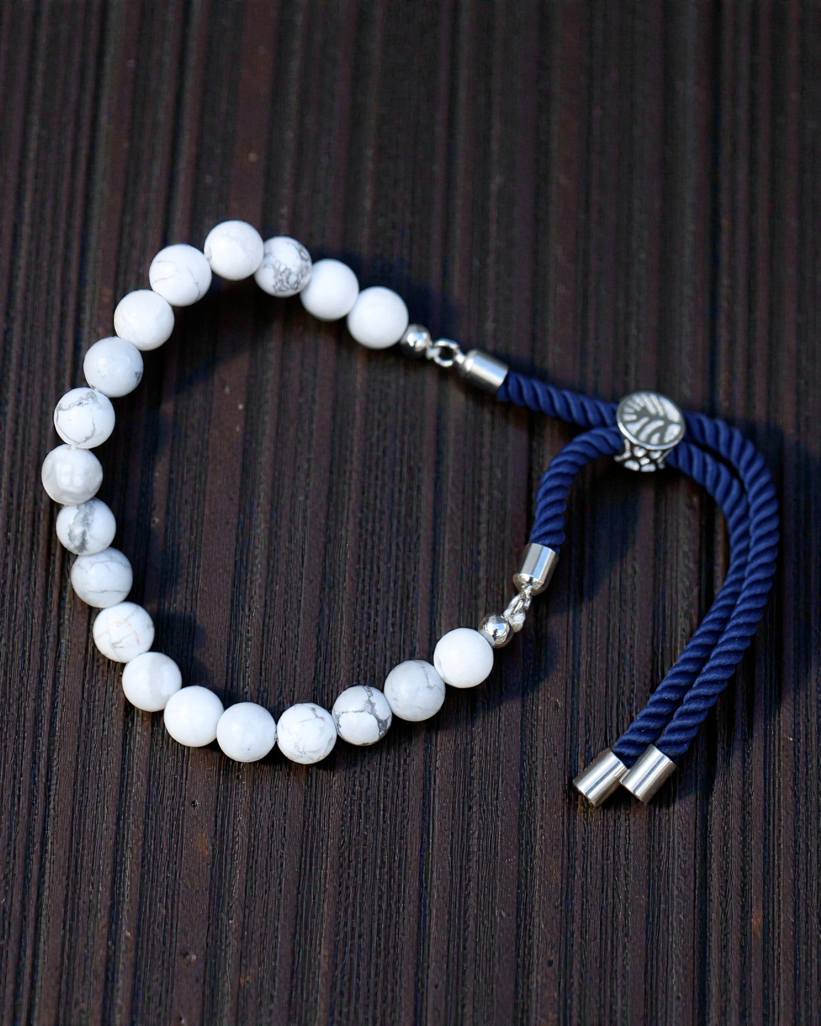 Ocean Calm – Bracelet en howlite blanche et argent 925 sur cordon bleu marine