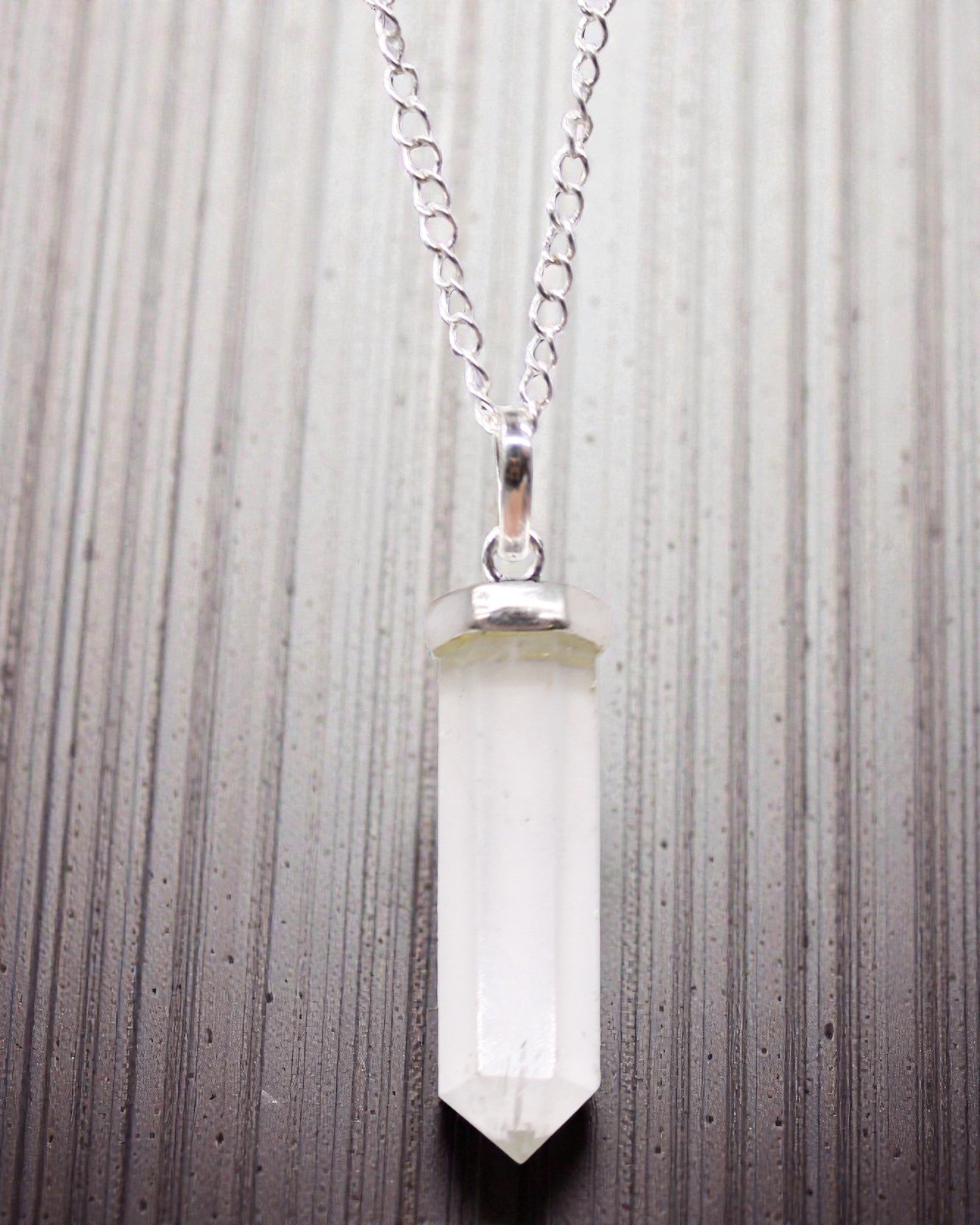 Pointe de cristal – Pendentif pointu classique en cristal de roche