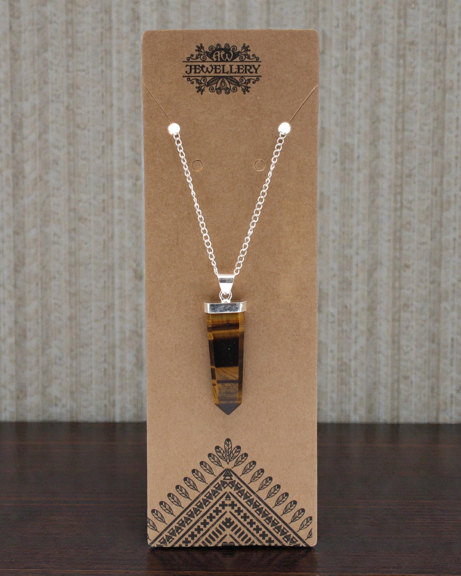 Tiger Flame – Płaski Wisior z Tygrysiego Oka w Szlifie Kryształu