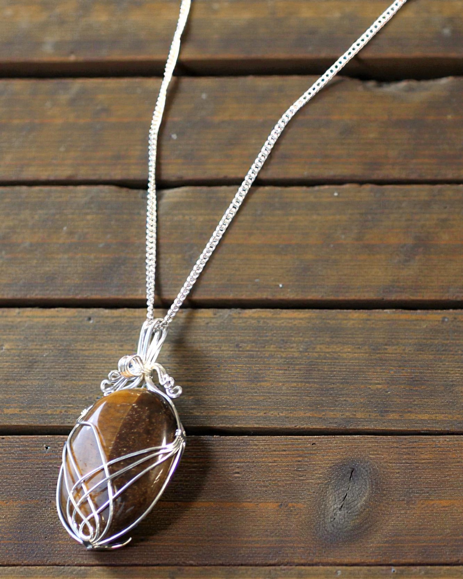 Zawijas Mocy – Collier en œil de tigre tressé à la main