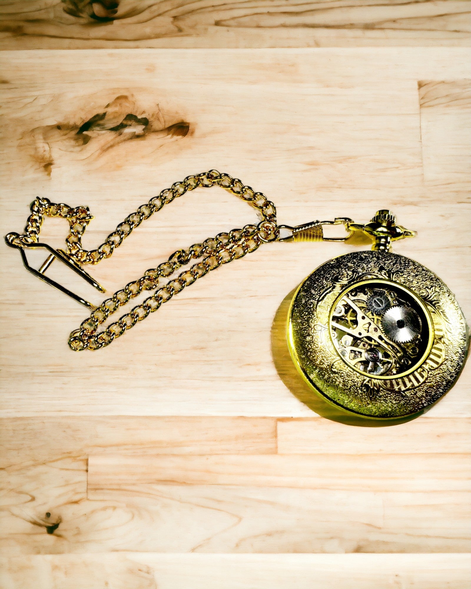 Montre de Poche Rétro Sculptée avec Mécanisme à Remontage Manuel, couleur Dorée avec Échelle Romaine et Cadran Lumineux, Style Vintage