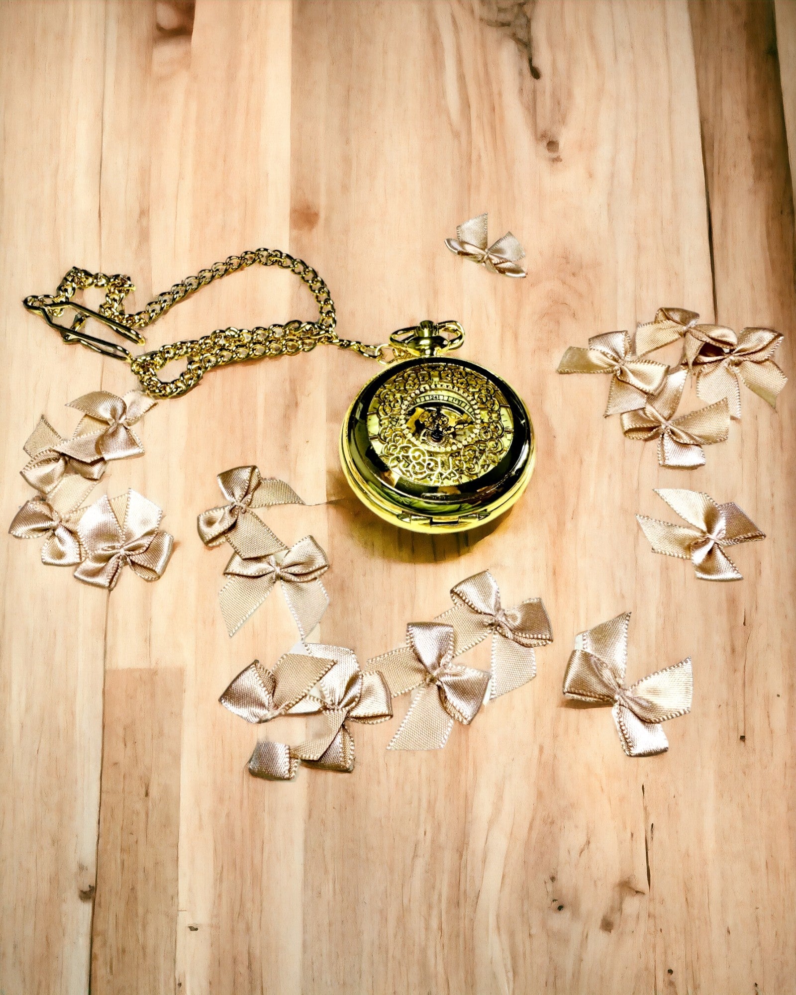 Montre de Poche Rétro Sculptée avec Mécanisme à Remontage Manuel, couleur Dorée avec Échelle Romaine et Cadran Lumineux, Style Vintage